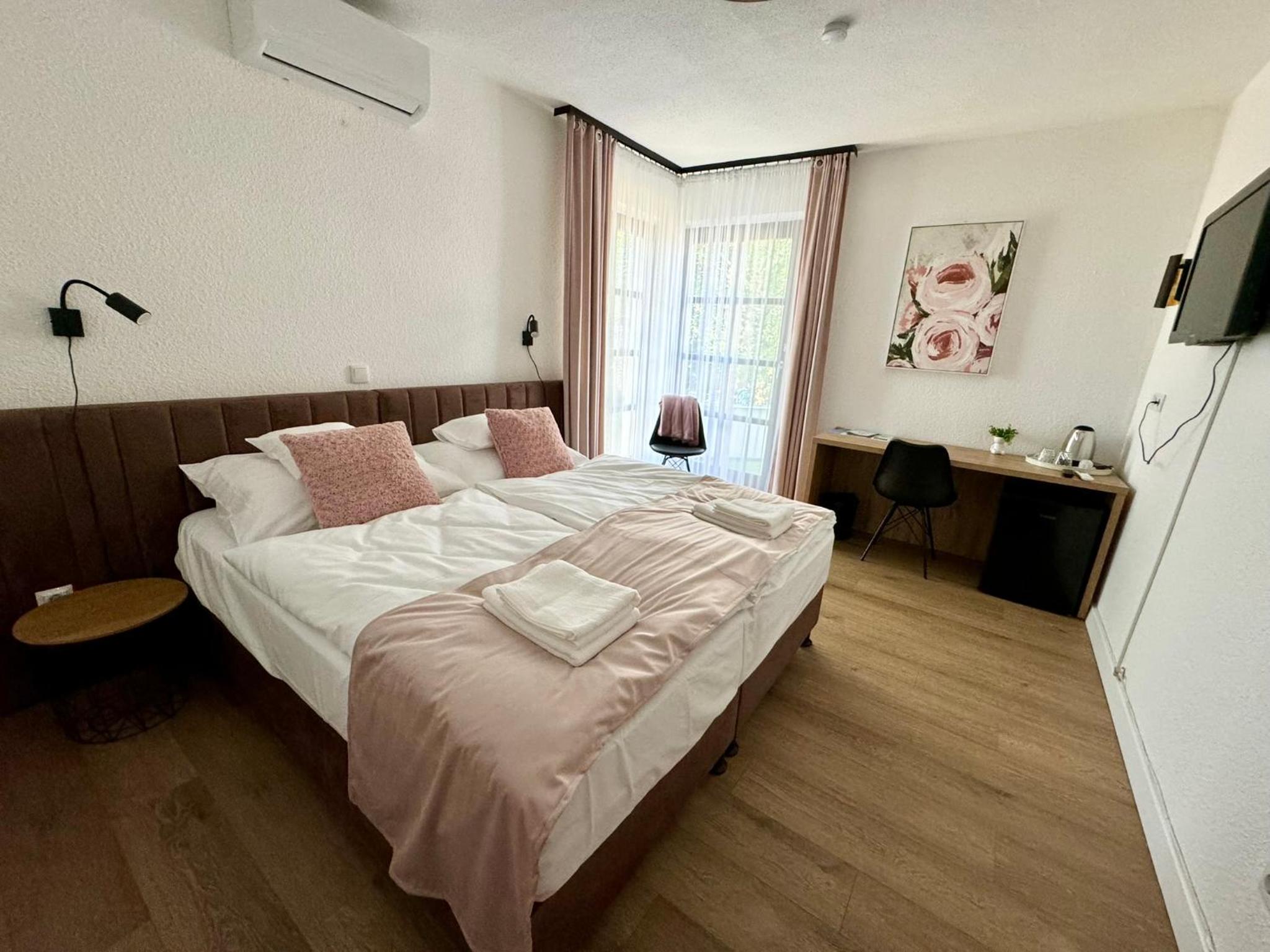 Double Room With Private Bathroom photo 2