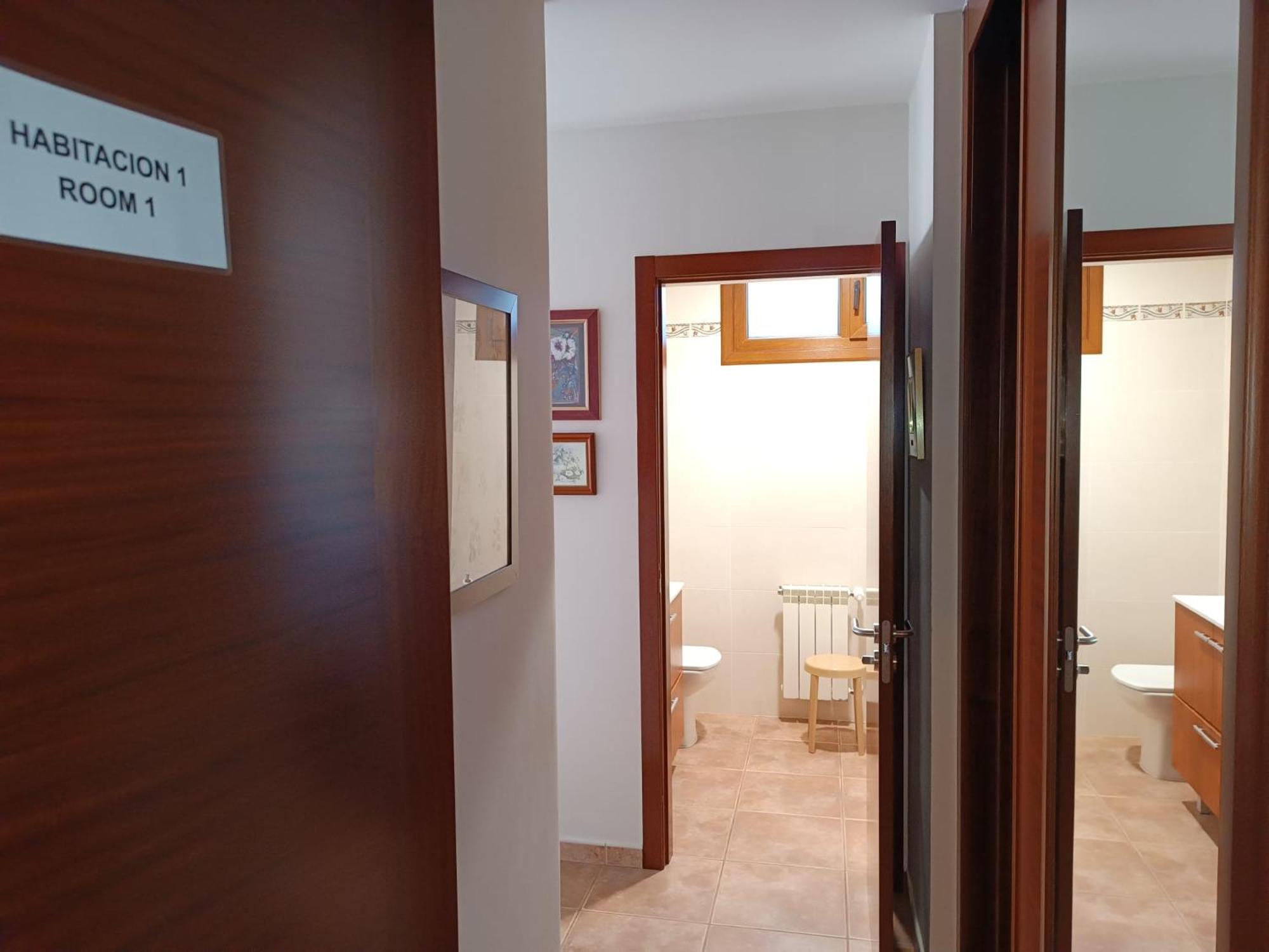 Twin Room with Private Bathroom photo 2