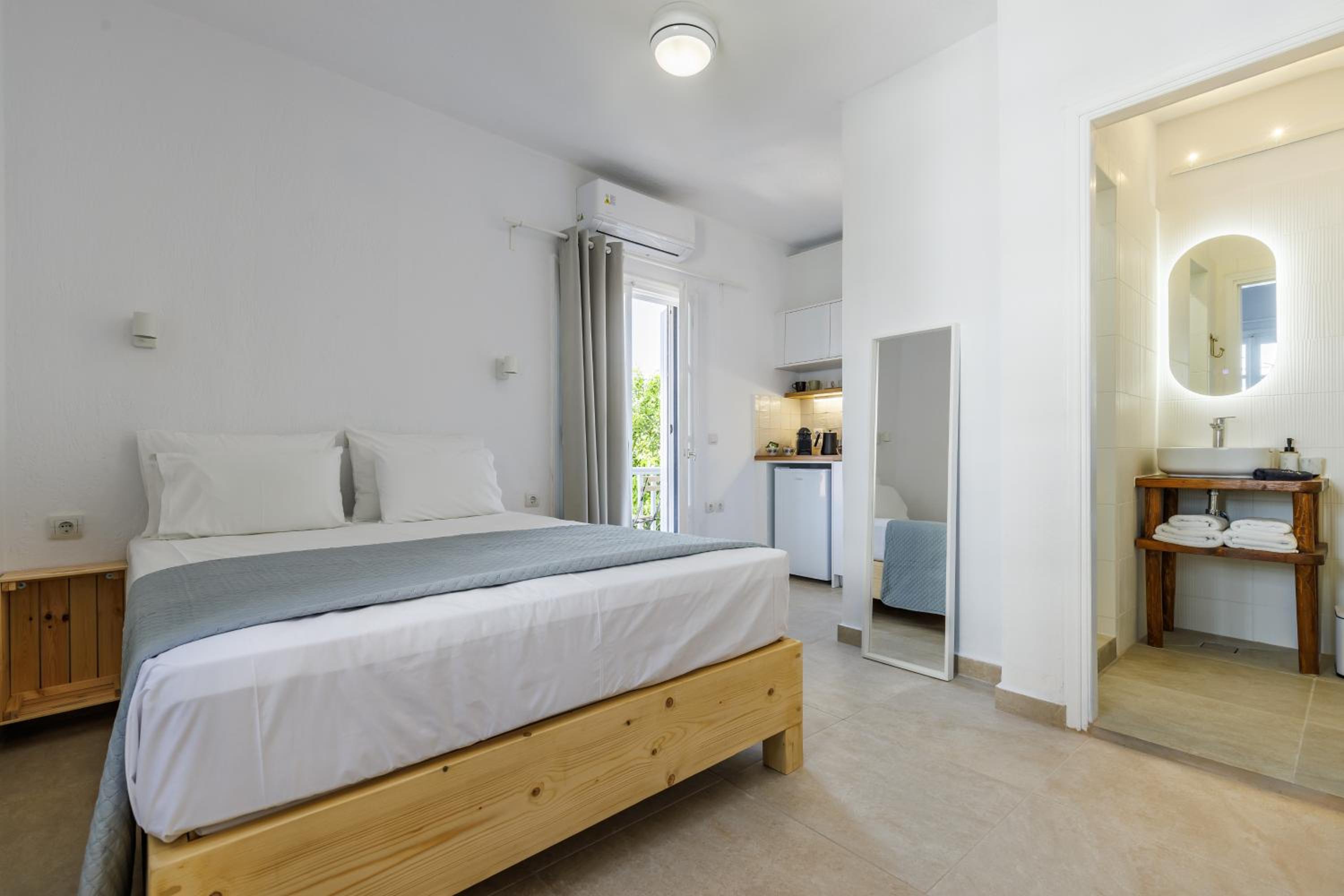 Deluxe Double Room with Balcony and Sea View