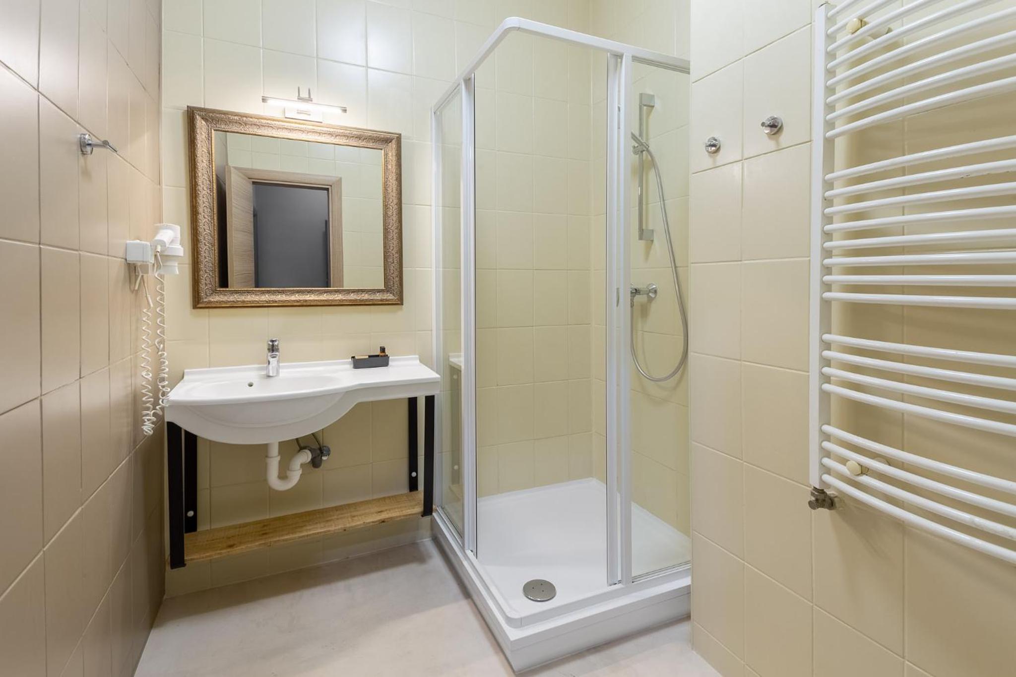 Double or Twin Room - Photo 4