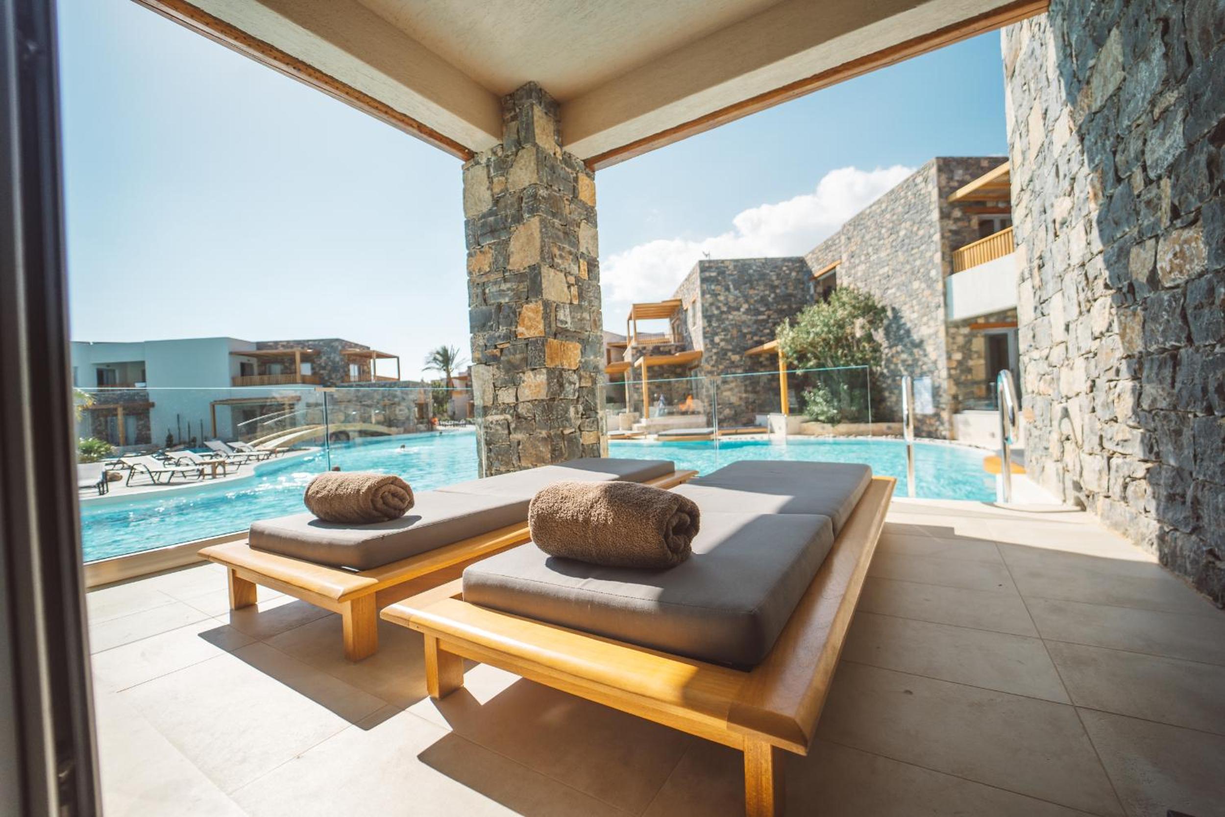 Superior Double or Twin Room with Pool View photo 2