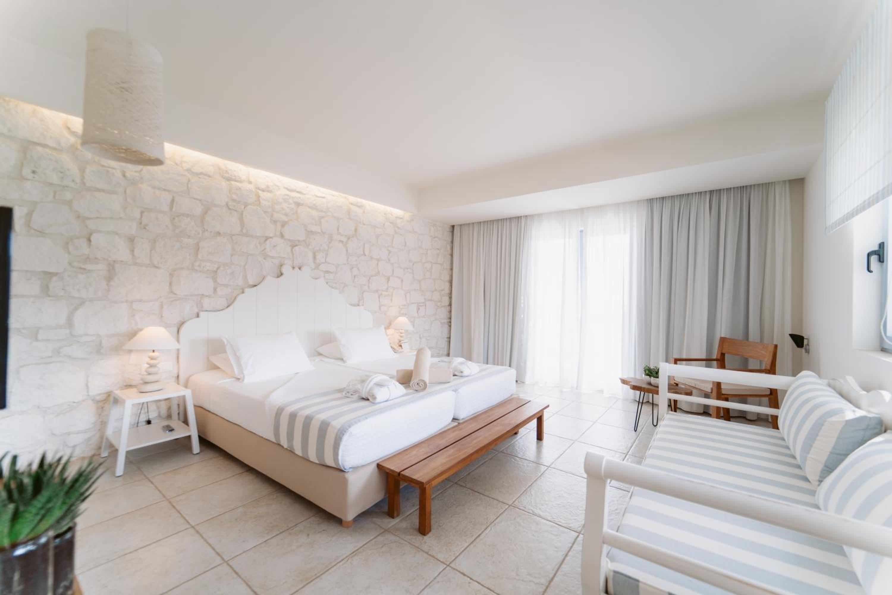 Junior Suite with Pool View photo 3