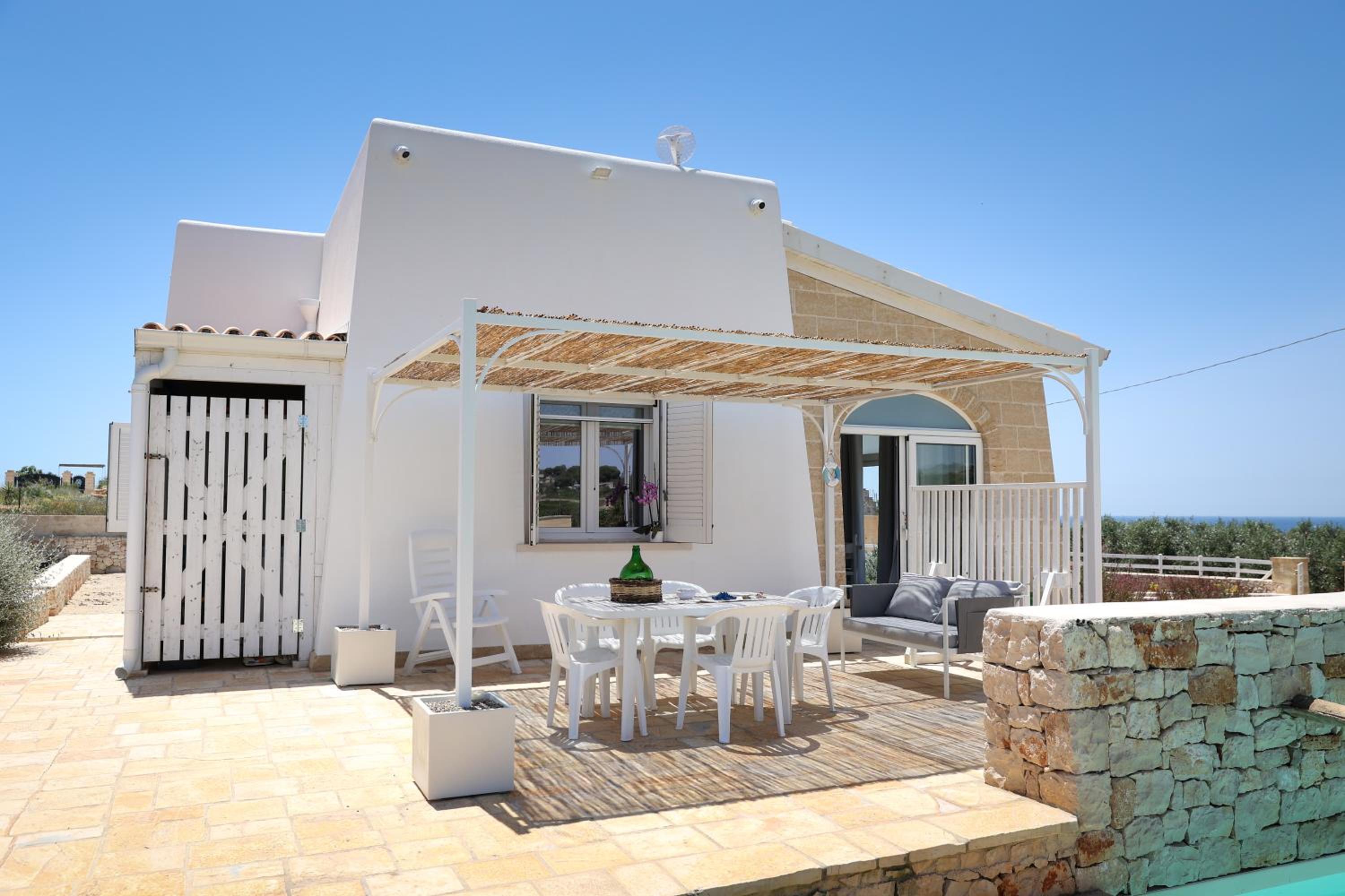 Three-Bedroom Villa photo 2