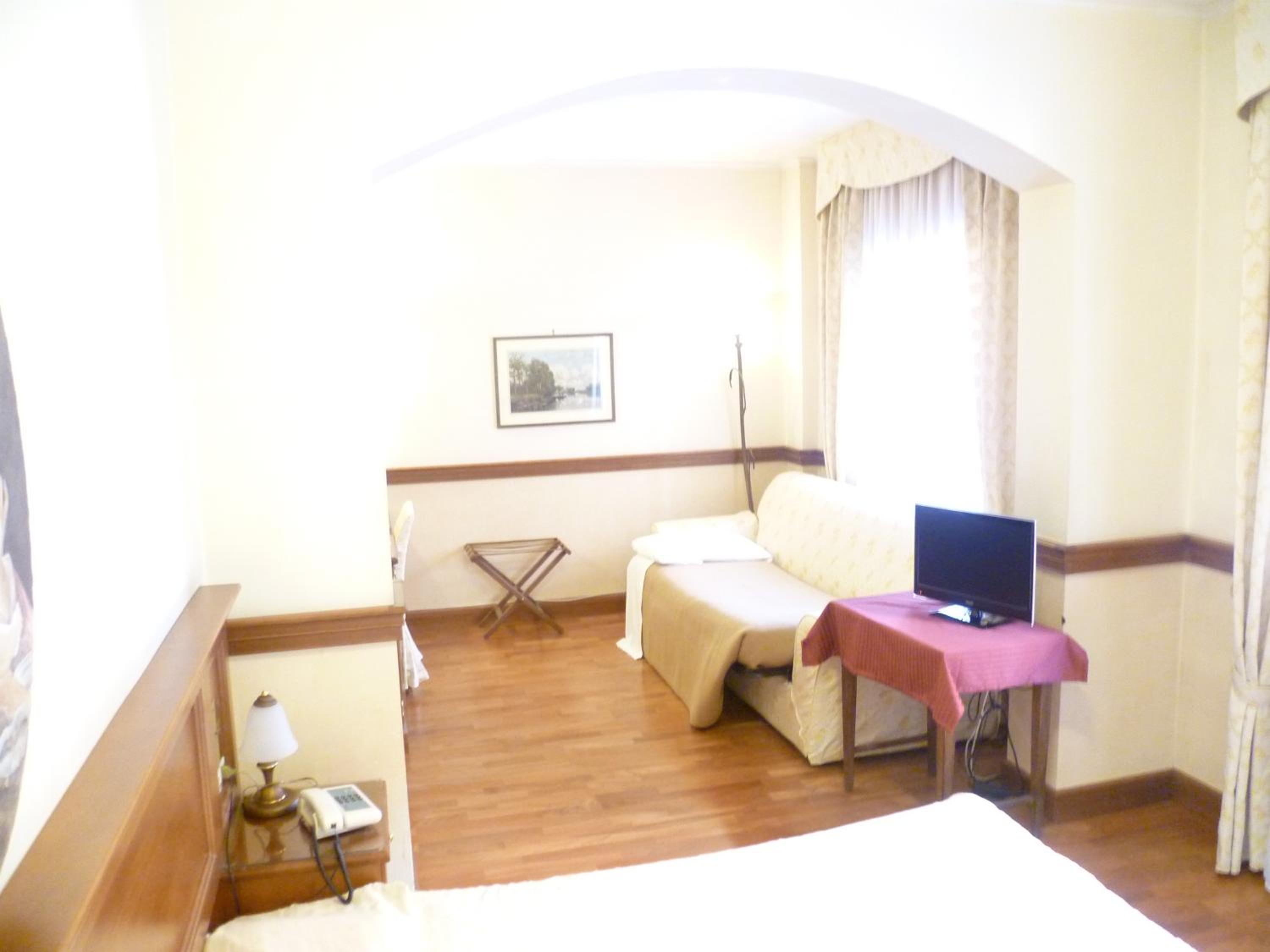 Suite - Photo 13