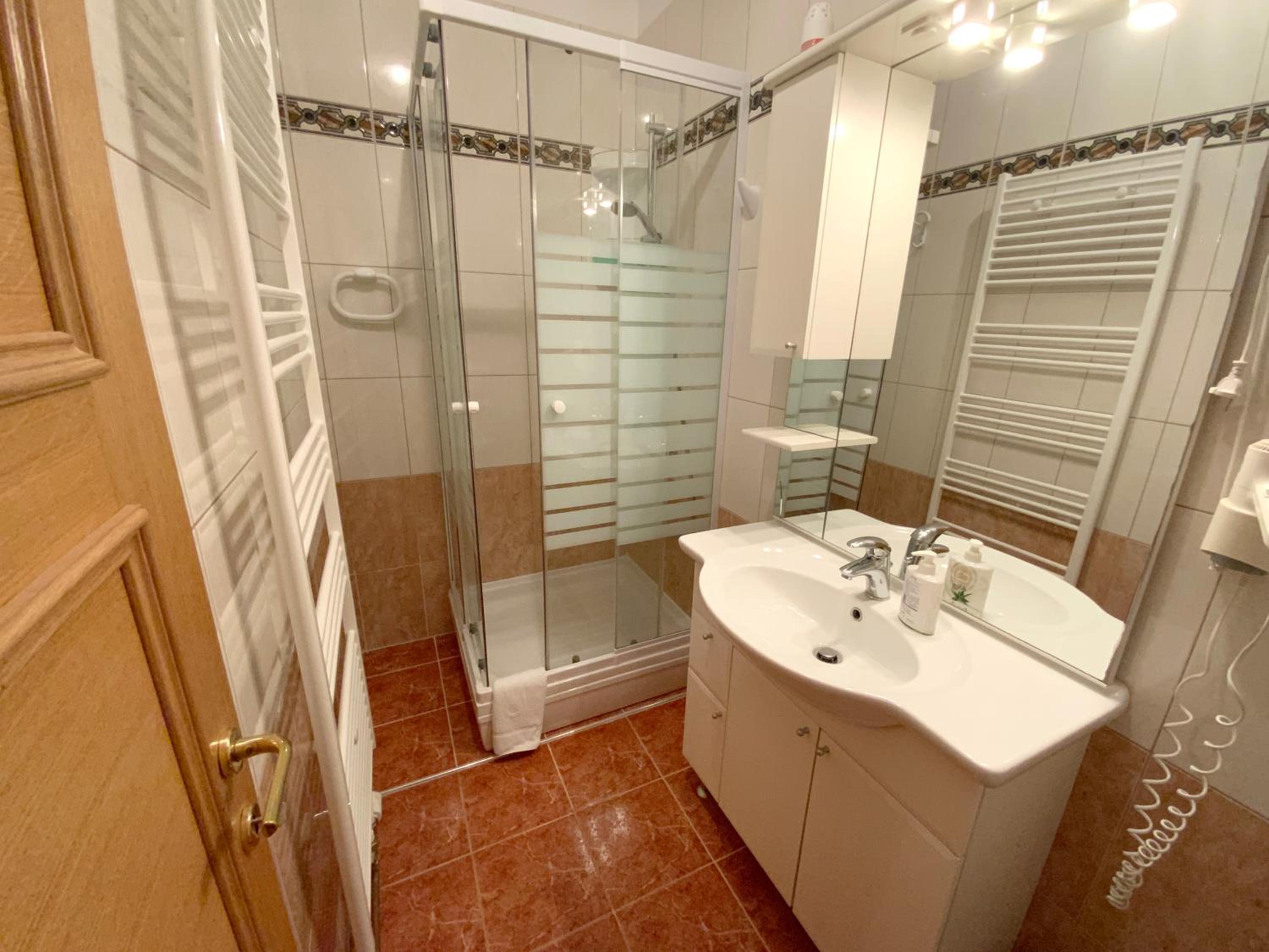 Two-Bedroom Apartment with Sea View - Photo 4