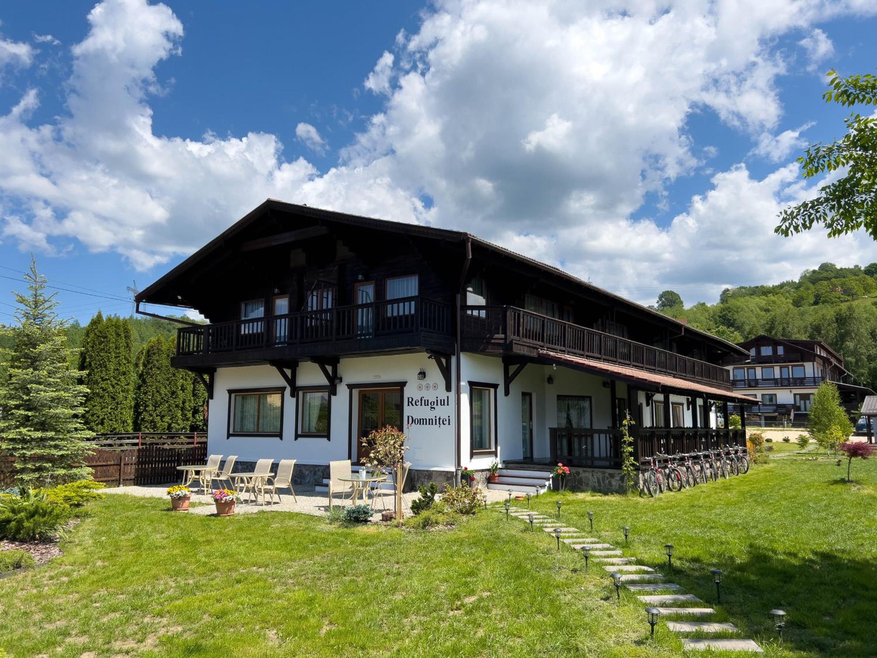 Eight-Bedroom House photo 1