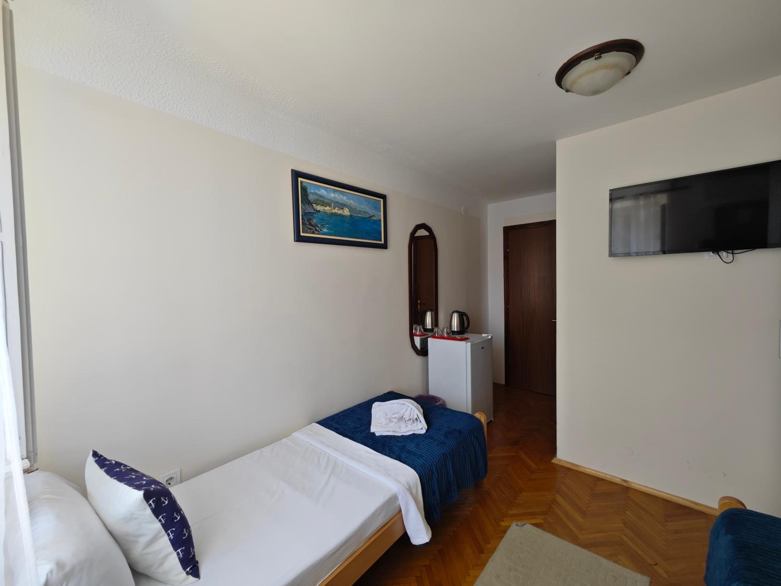 Standard Twin Room - Photo 8