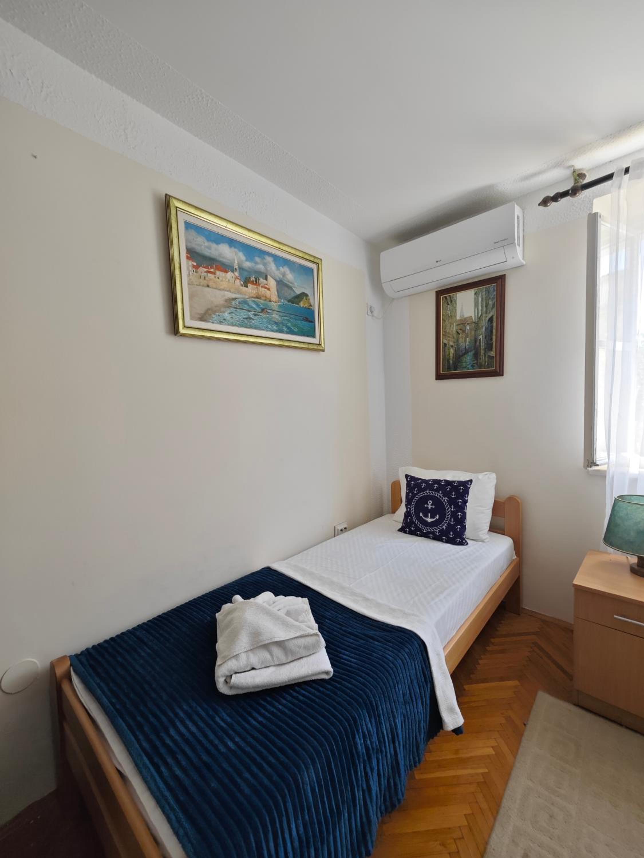Standard Twin Room - Photo 9