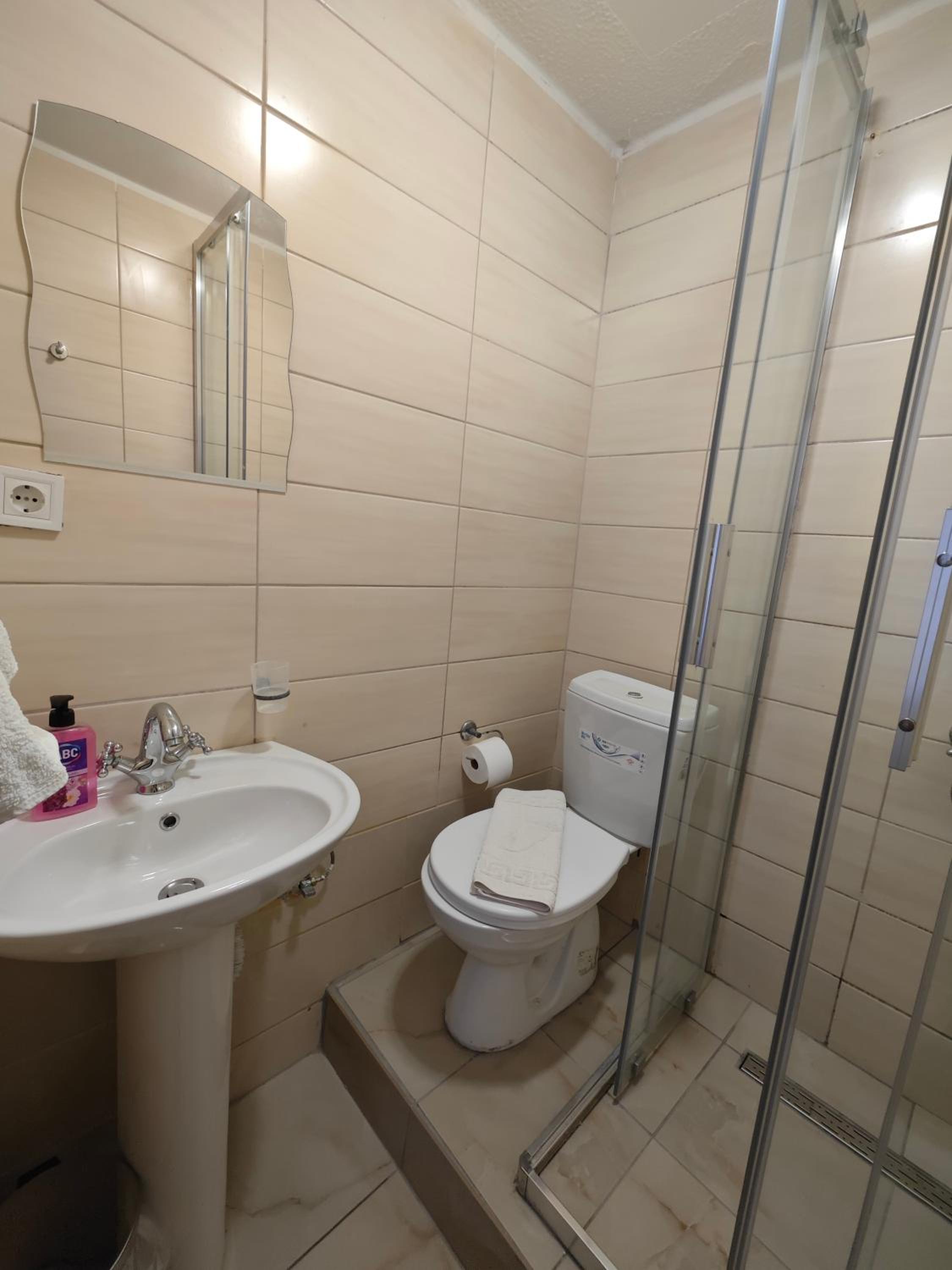 Standard Twin Room - Photo 18