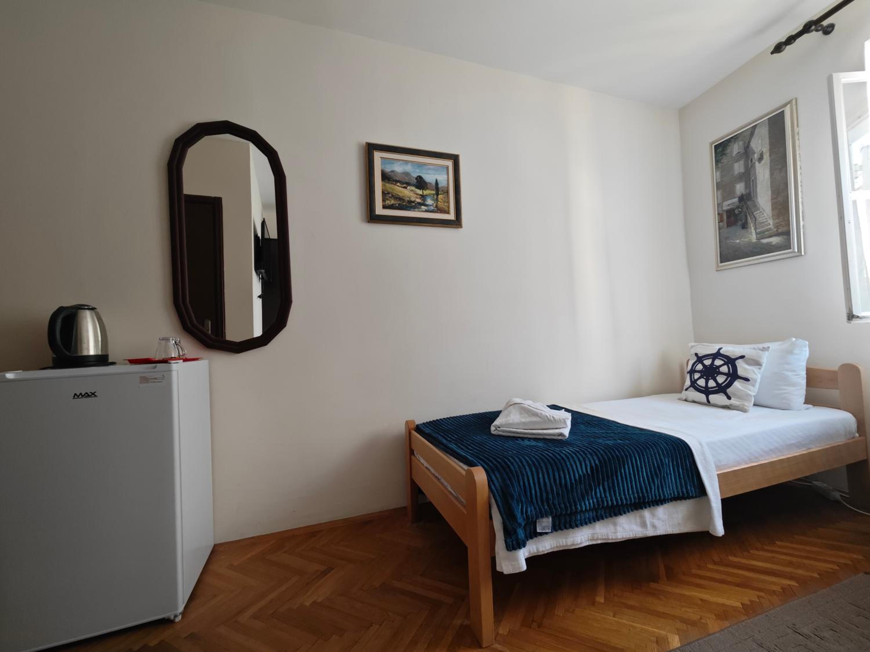 Standard Twin Room - Photo 10