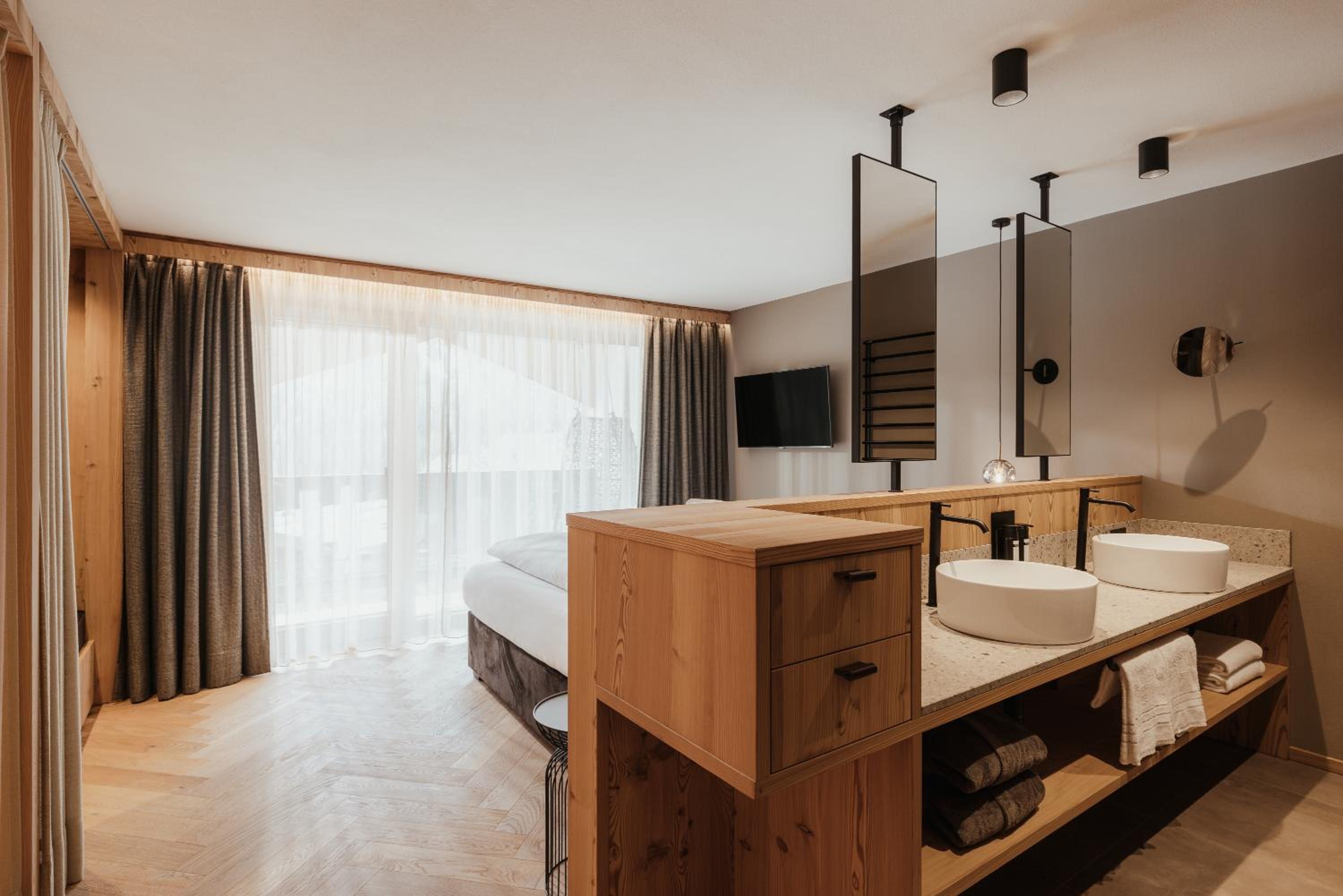 Deluxe Double or Twin Room with Mountain View - Photo 4