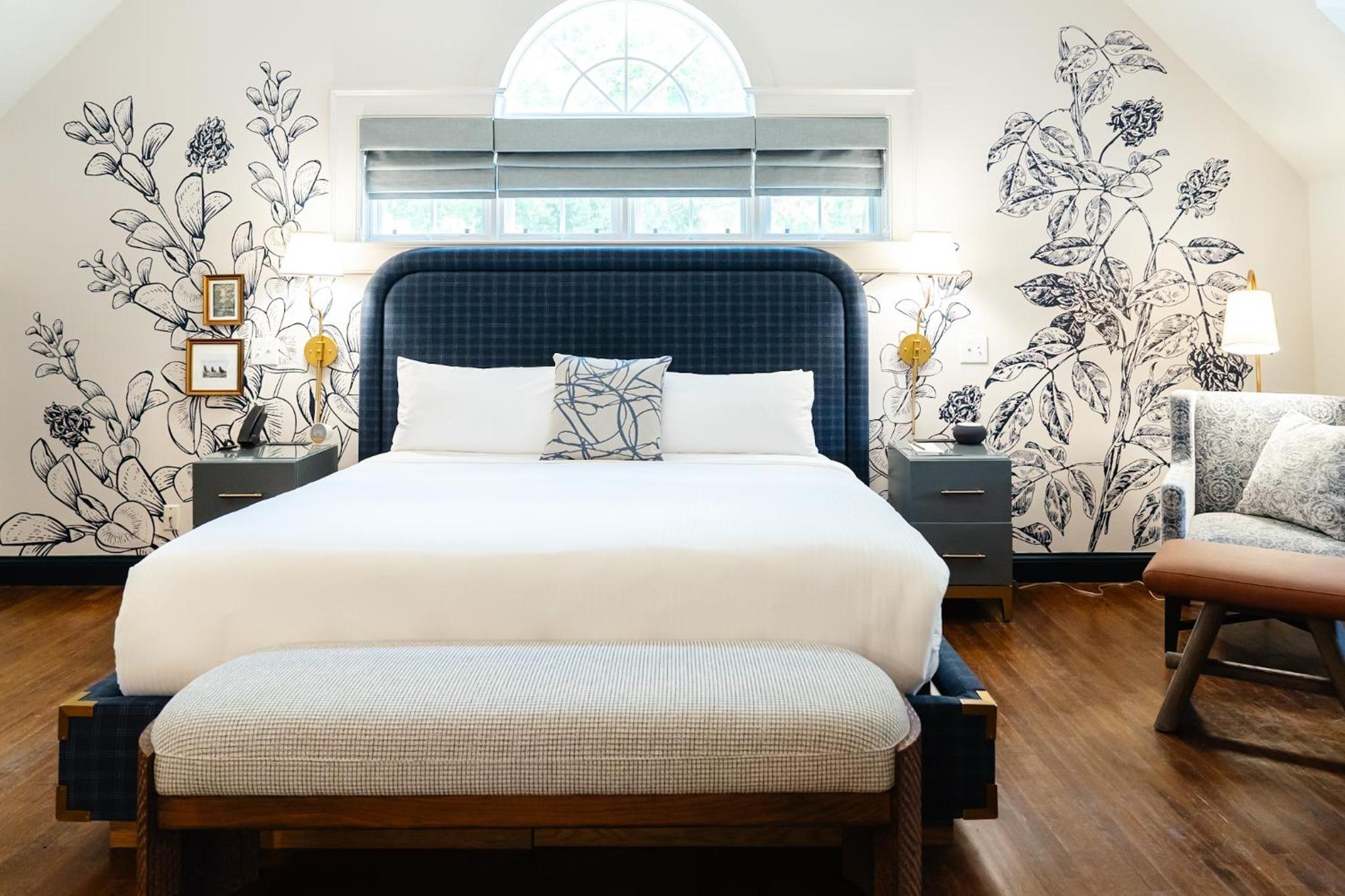 Main Inn - King Suite - Photo 8