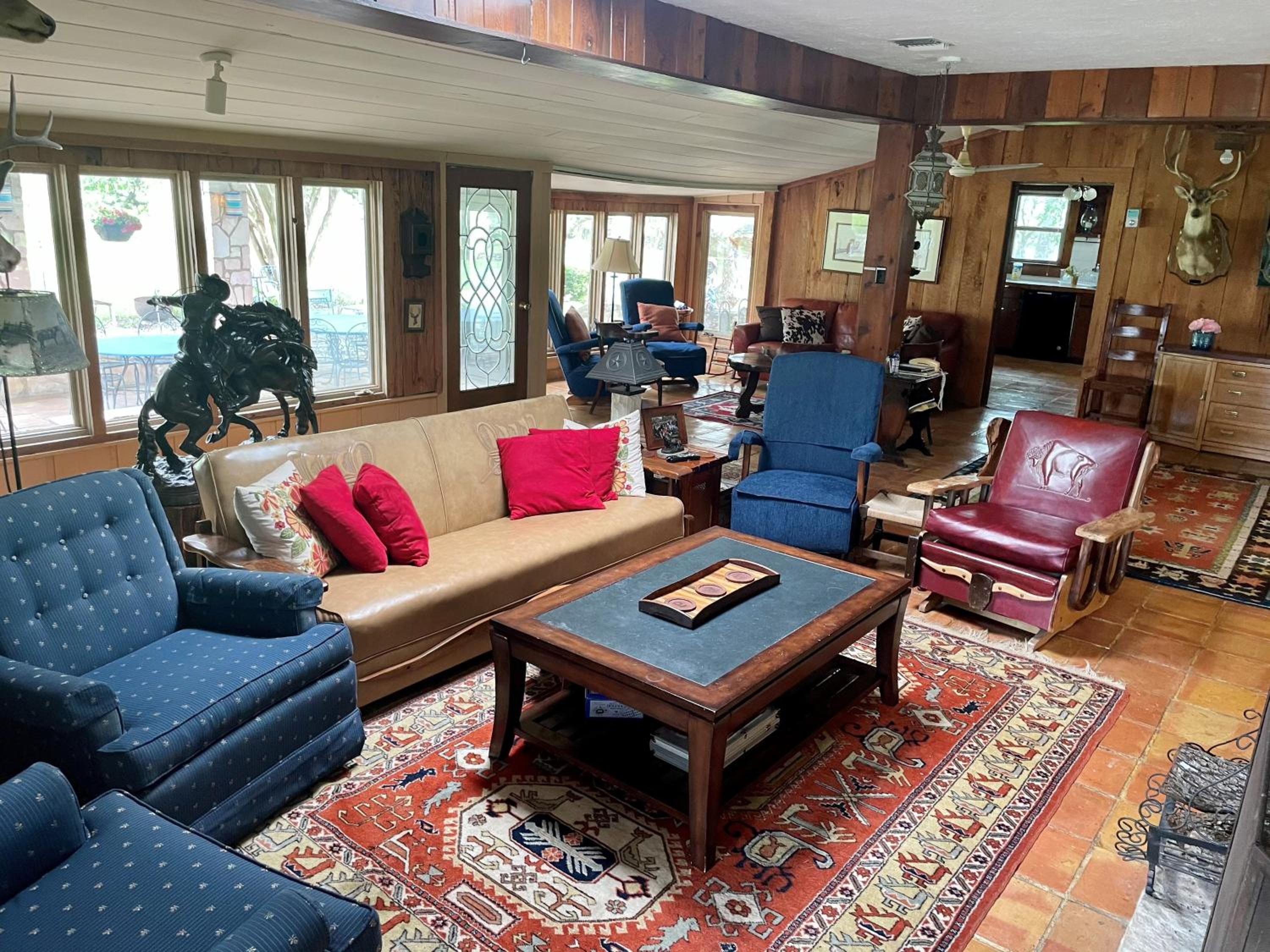 Five-Bedroom House photo 3