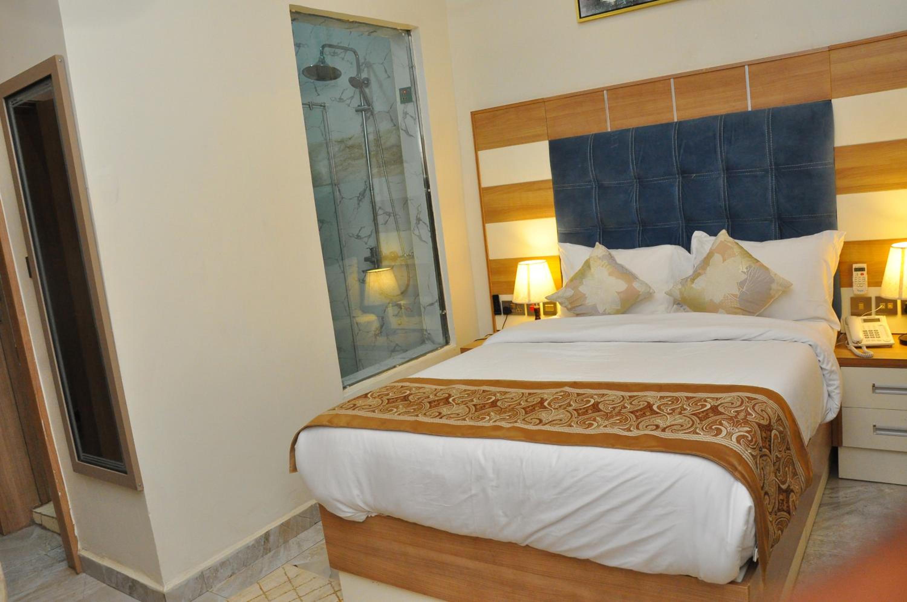 Queen Room photo 2