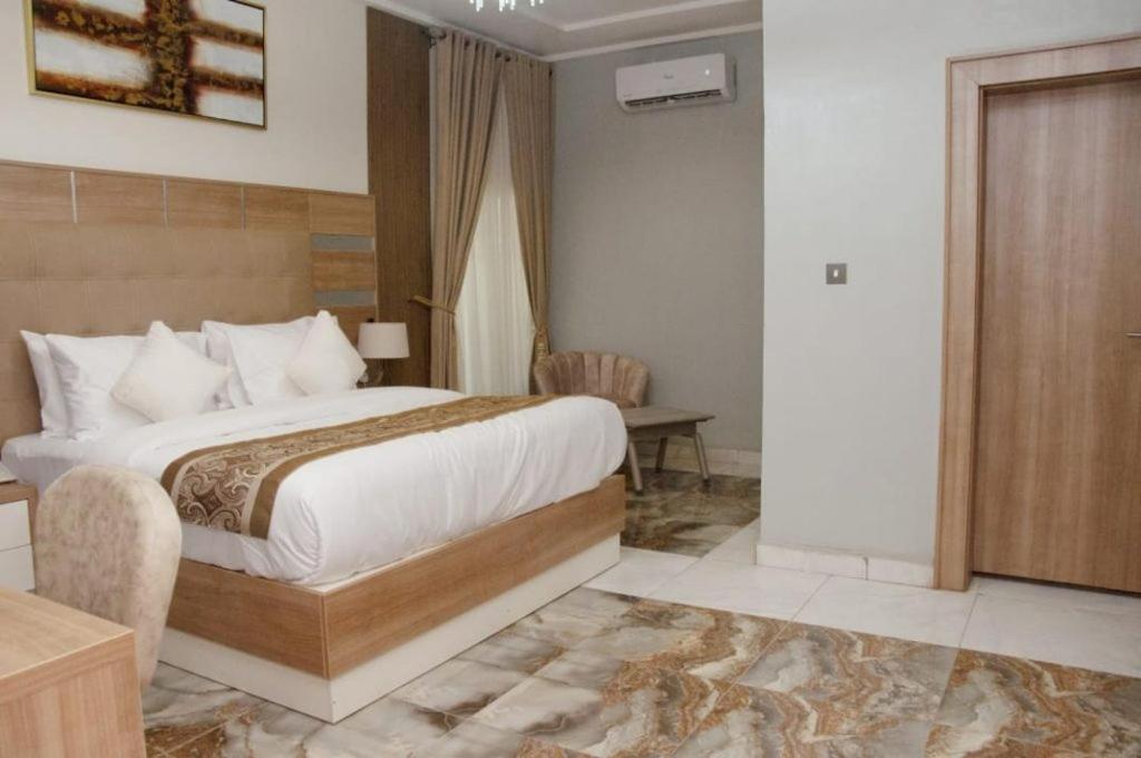 Queen Room photo 3