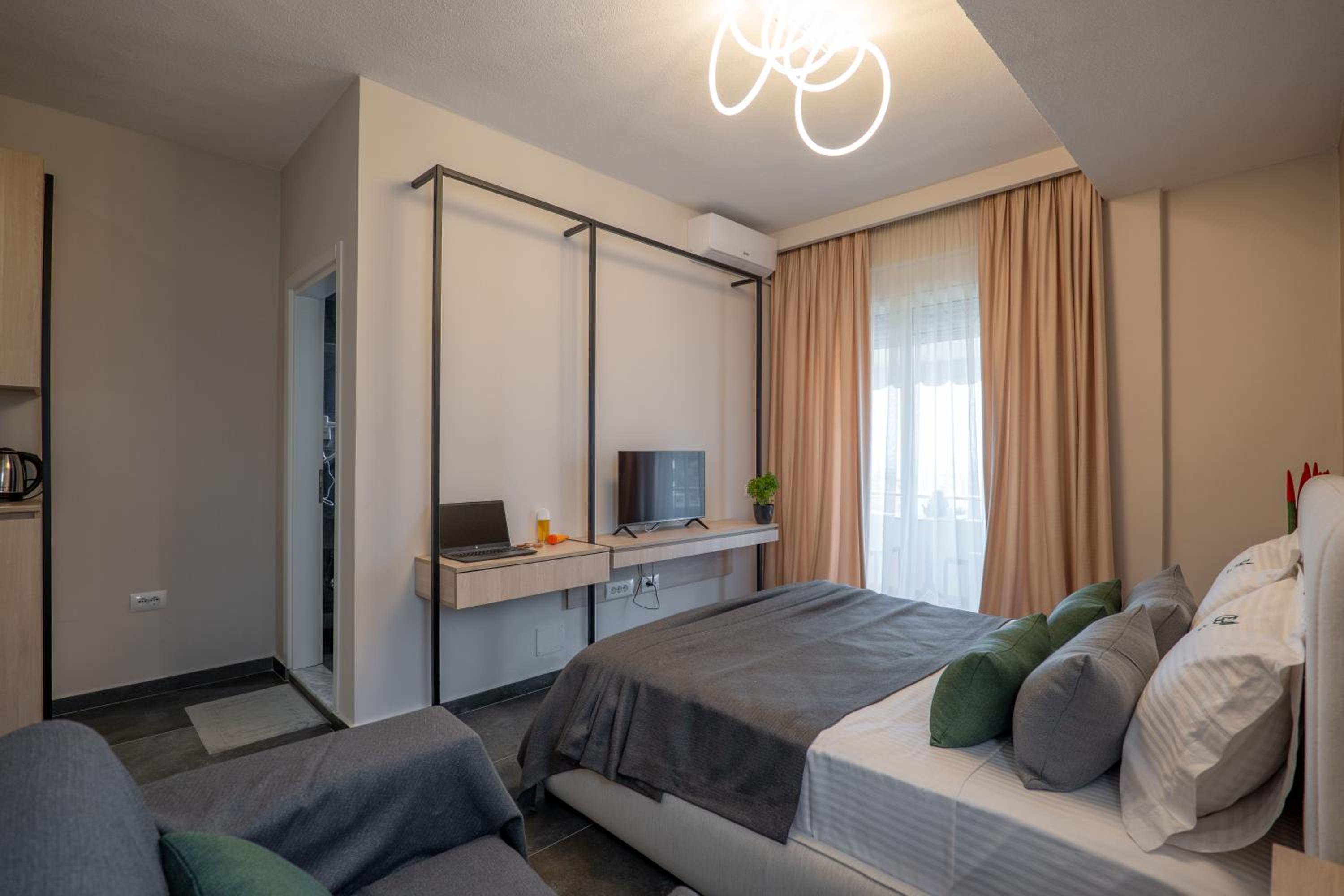 Deluxe Double Room with Balcony and Sea View photo 3