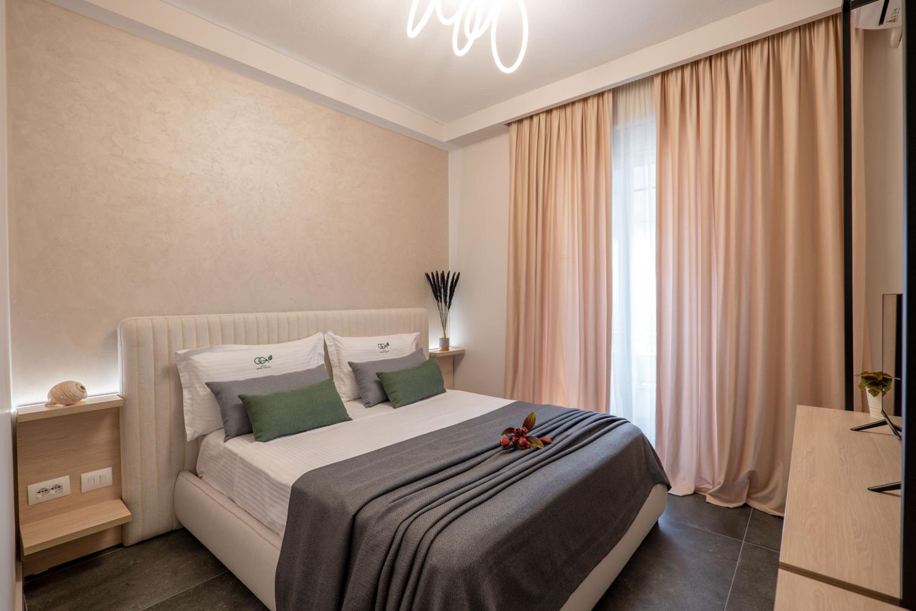 Deluxe Double Room with Balcony photo 3