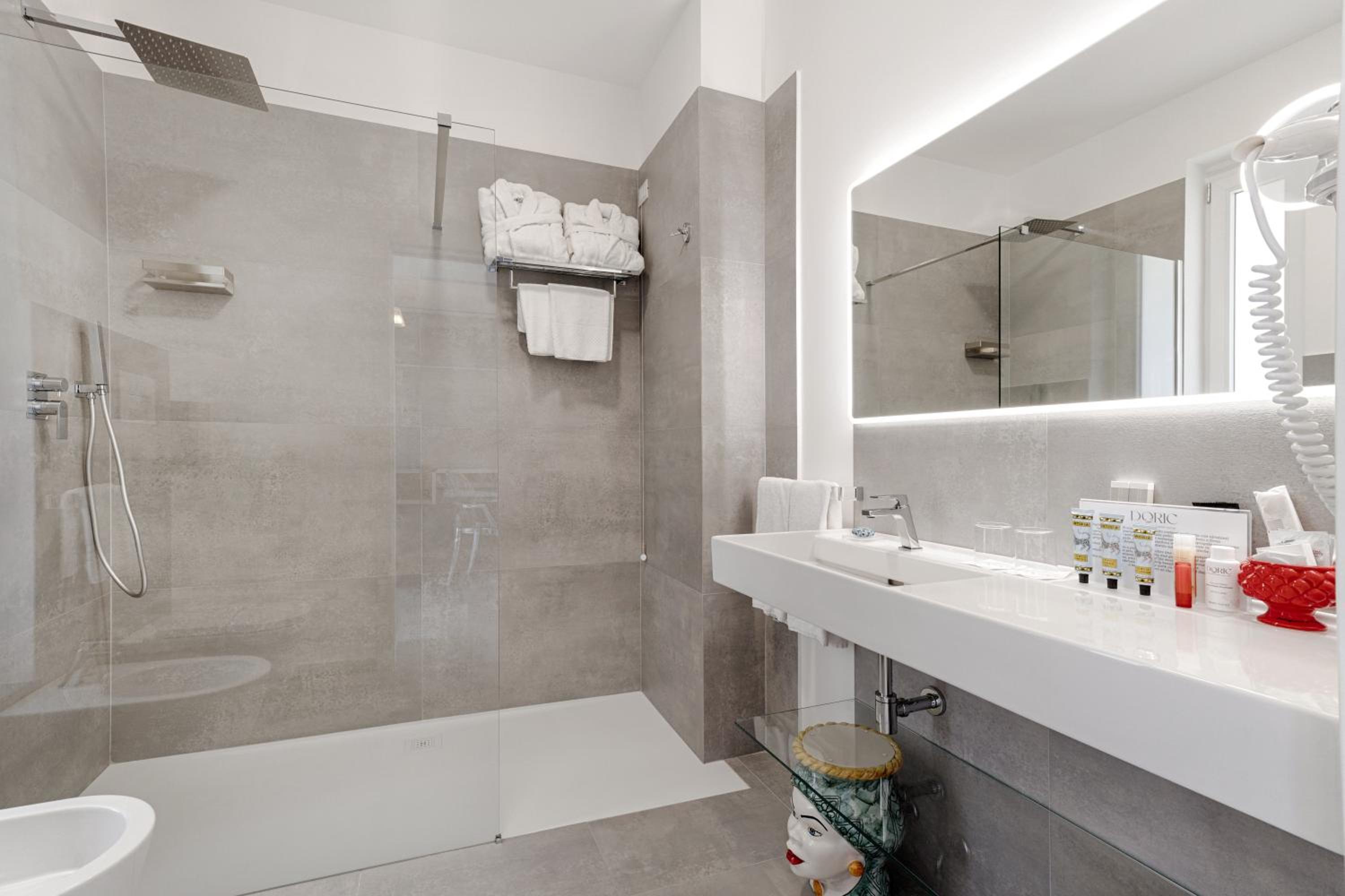 Junior Suite with Spa Bath photo 2