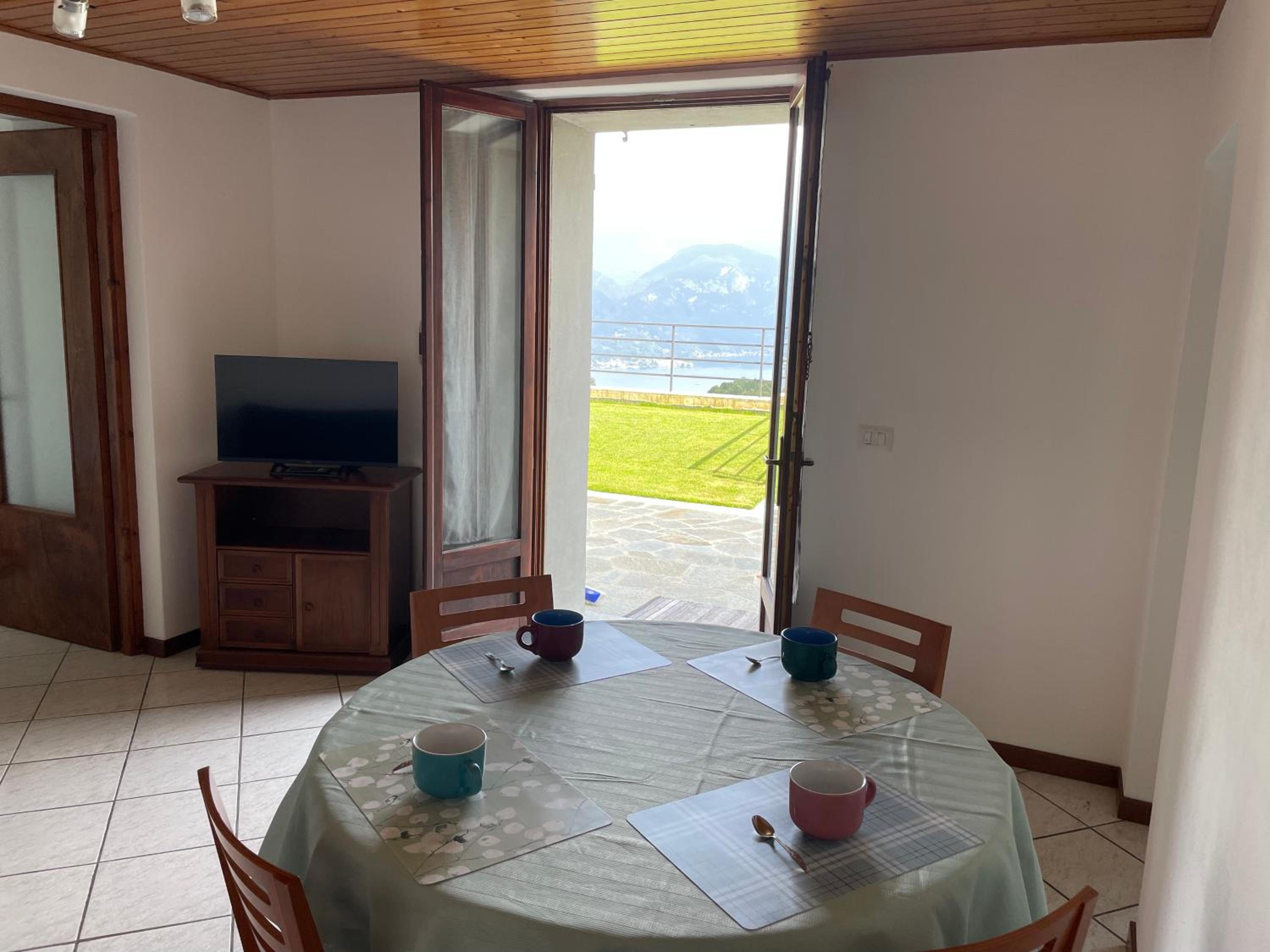 One-Bedroom Apartment with Lake View photo 2
