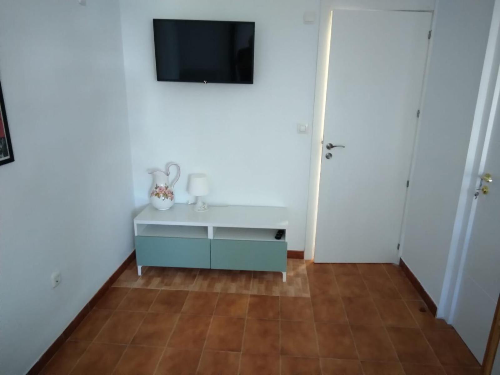 Double Room with Private Bathroom - Photo 10
