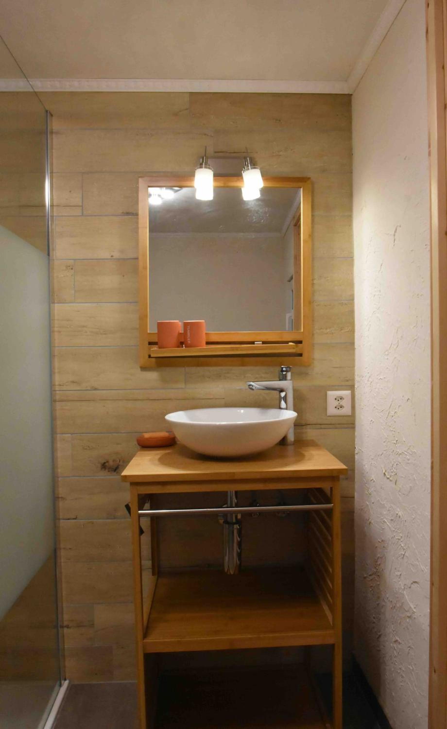 Family Room with Shared Bathroom photo 3