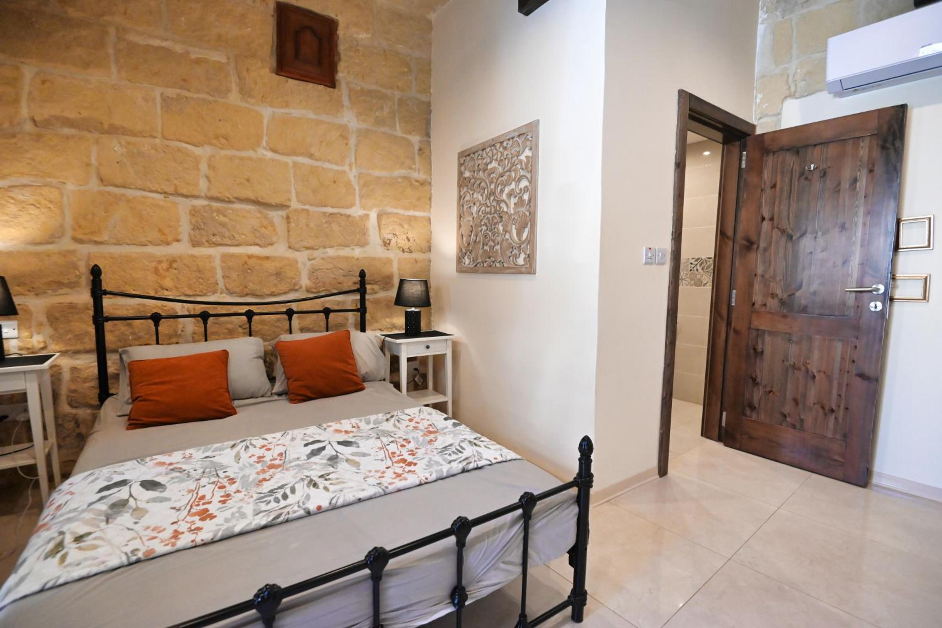 Double Room with Patio - Photo 18