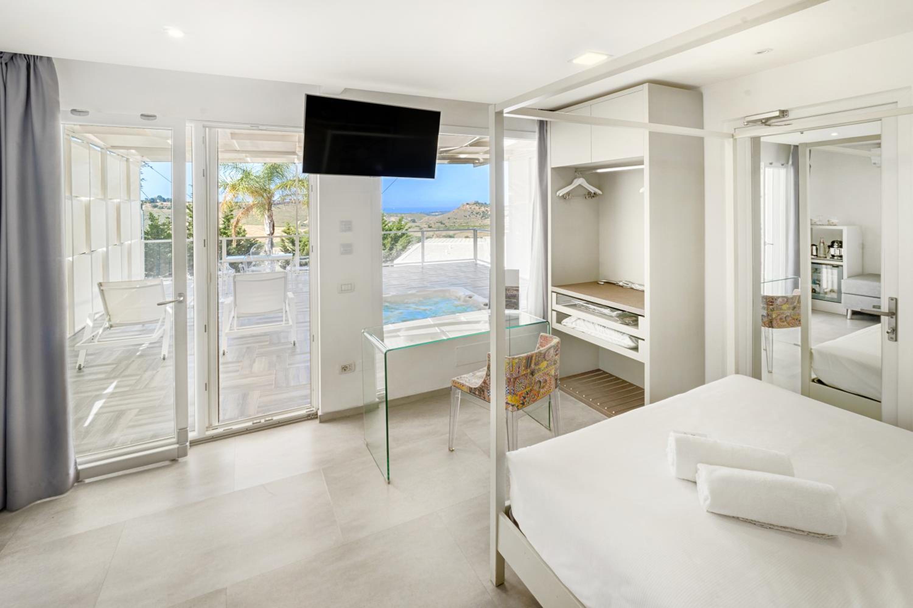 Queen Room with Private Spa & View photo 2