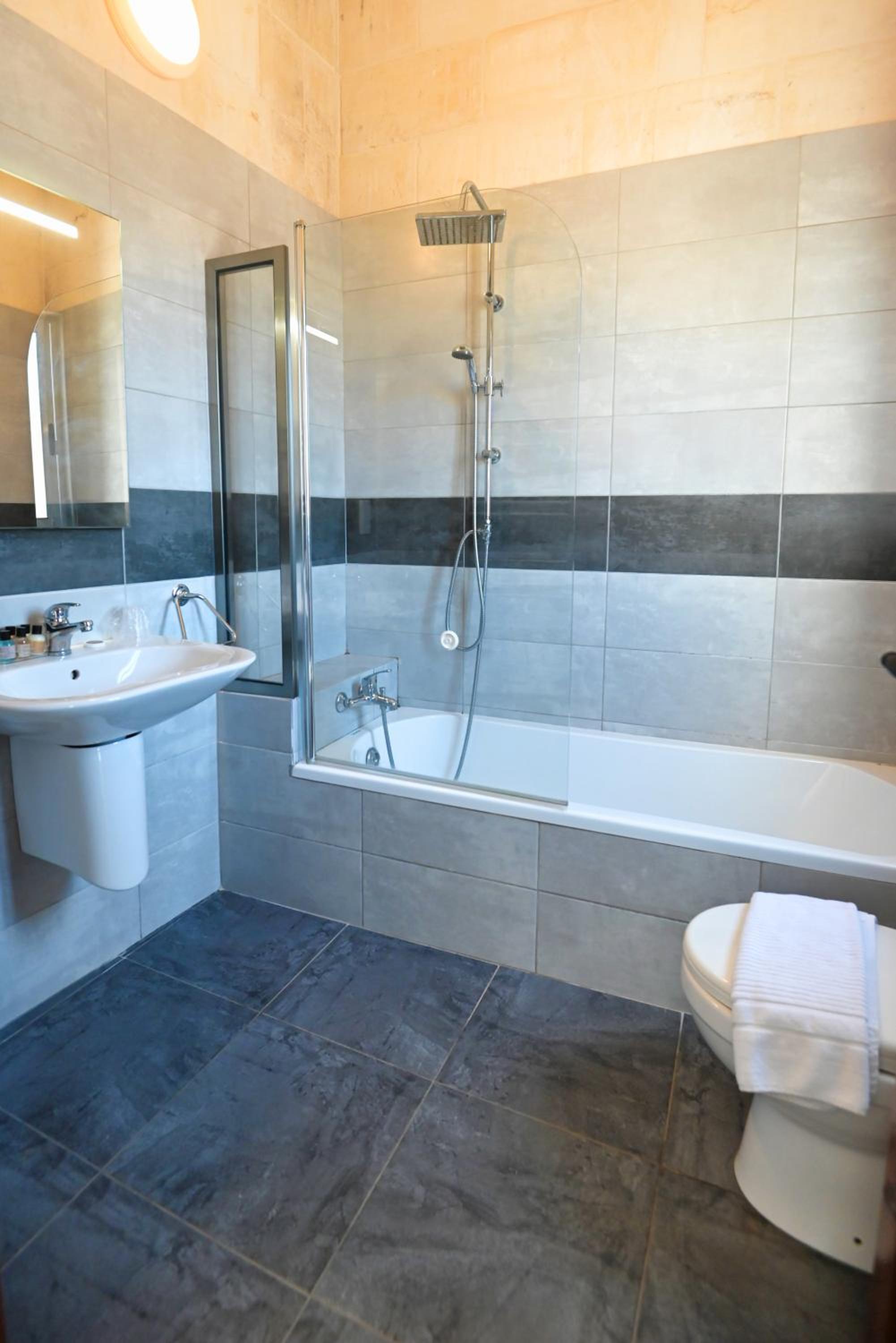 Double Room - Photo 23