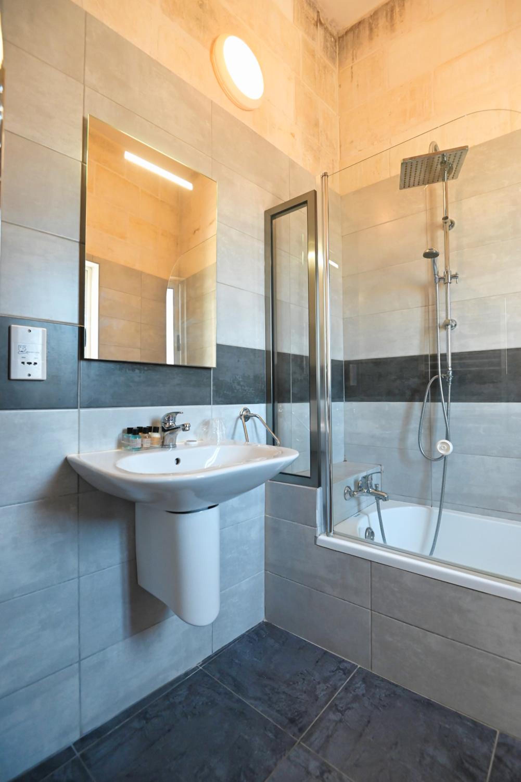 Double Room - Photo 6
