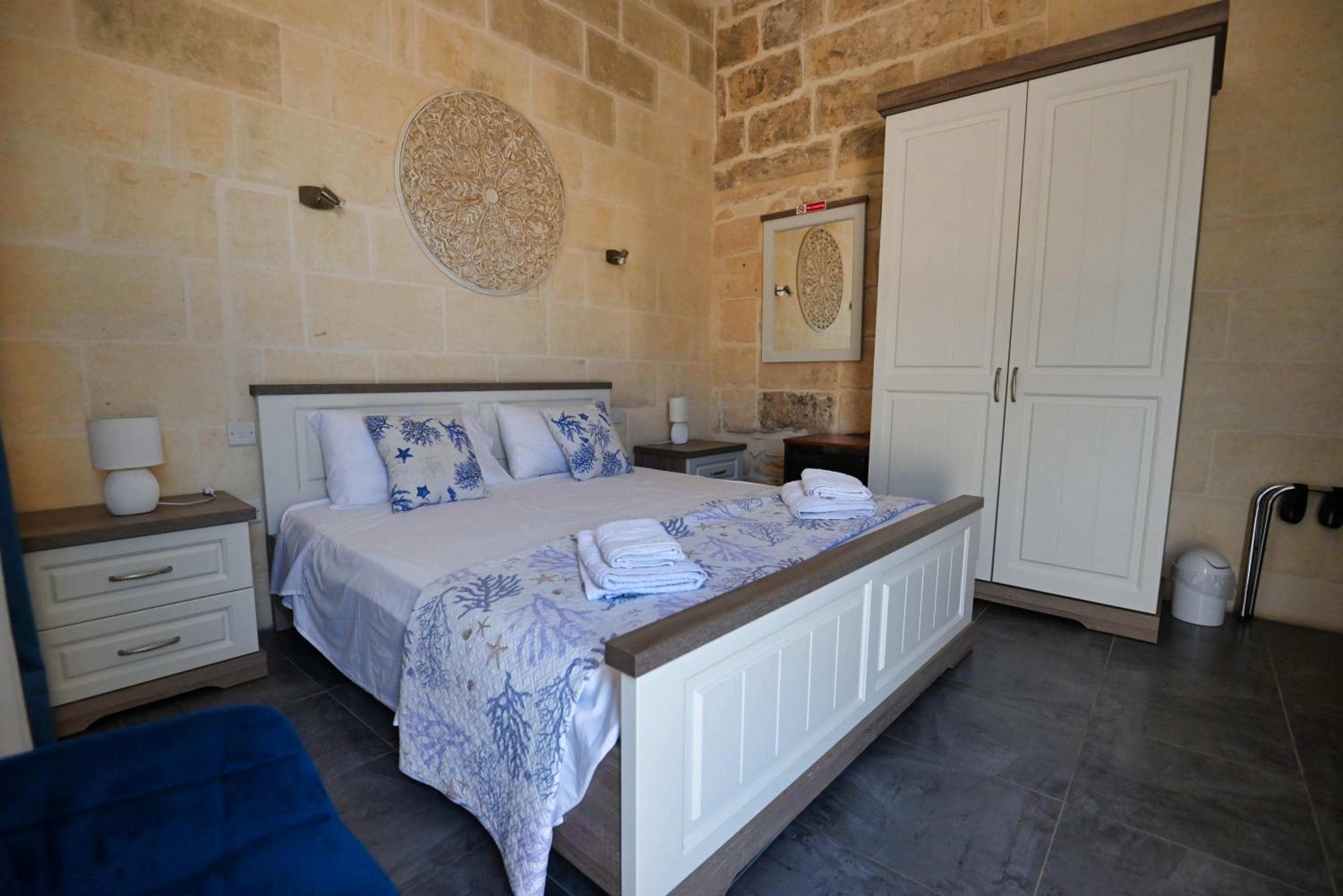 Double Room - Photo 18