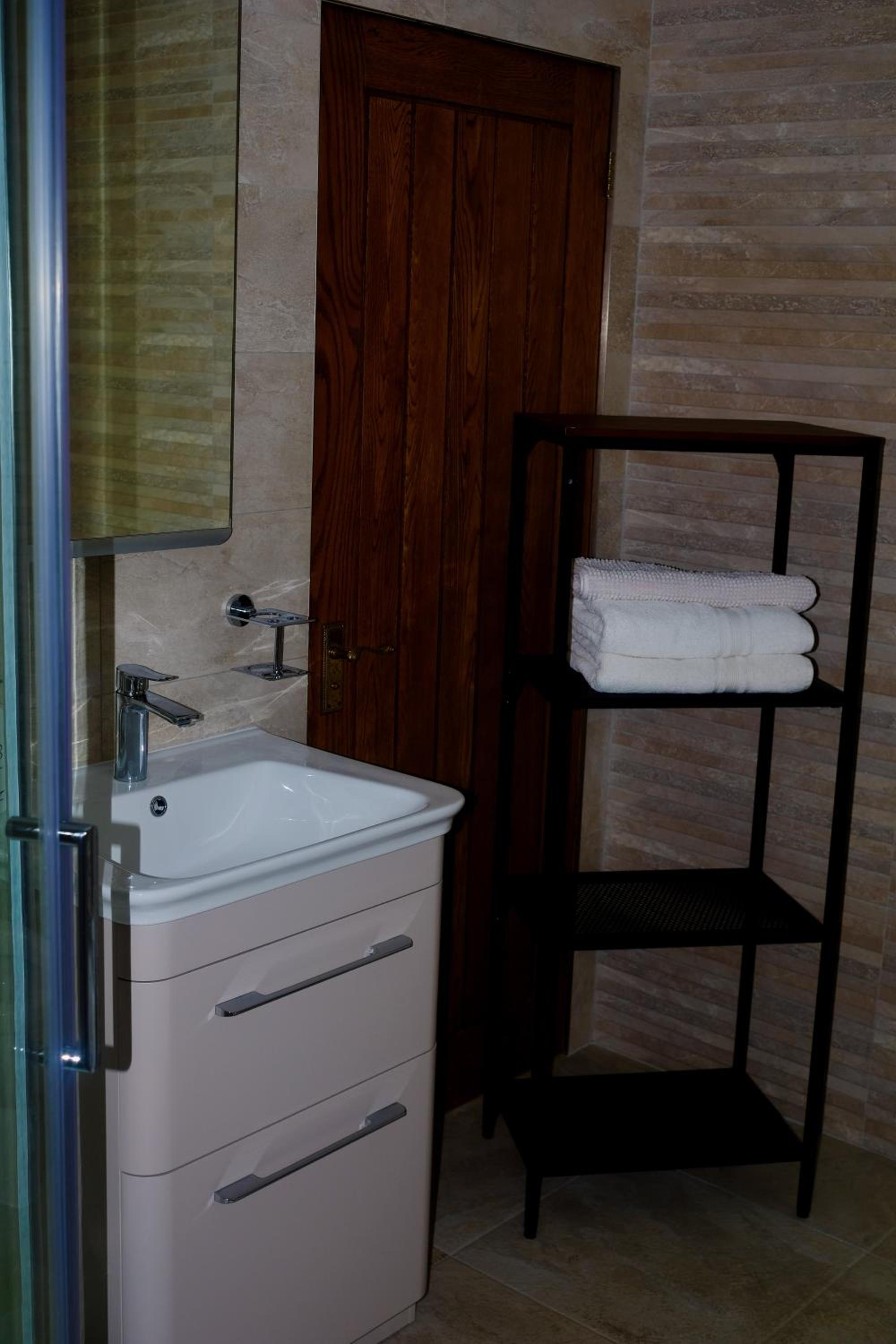 Suite - Photo 17