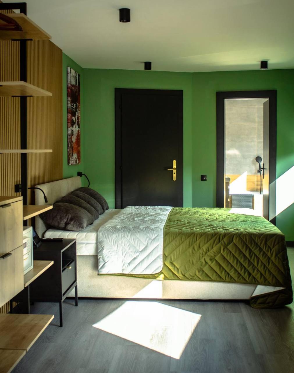 Queen Room photo 2