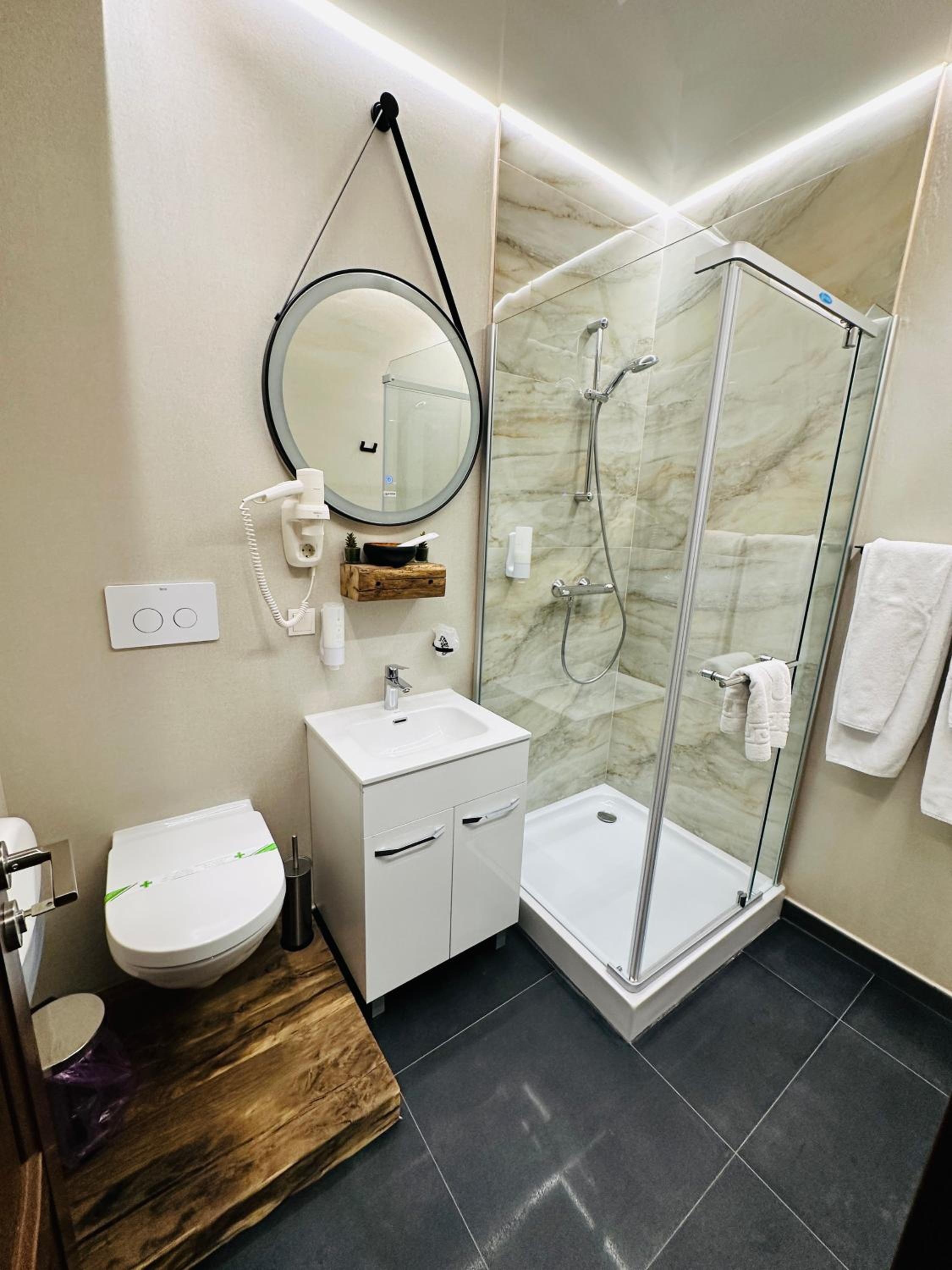 Double Room - Photo 22