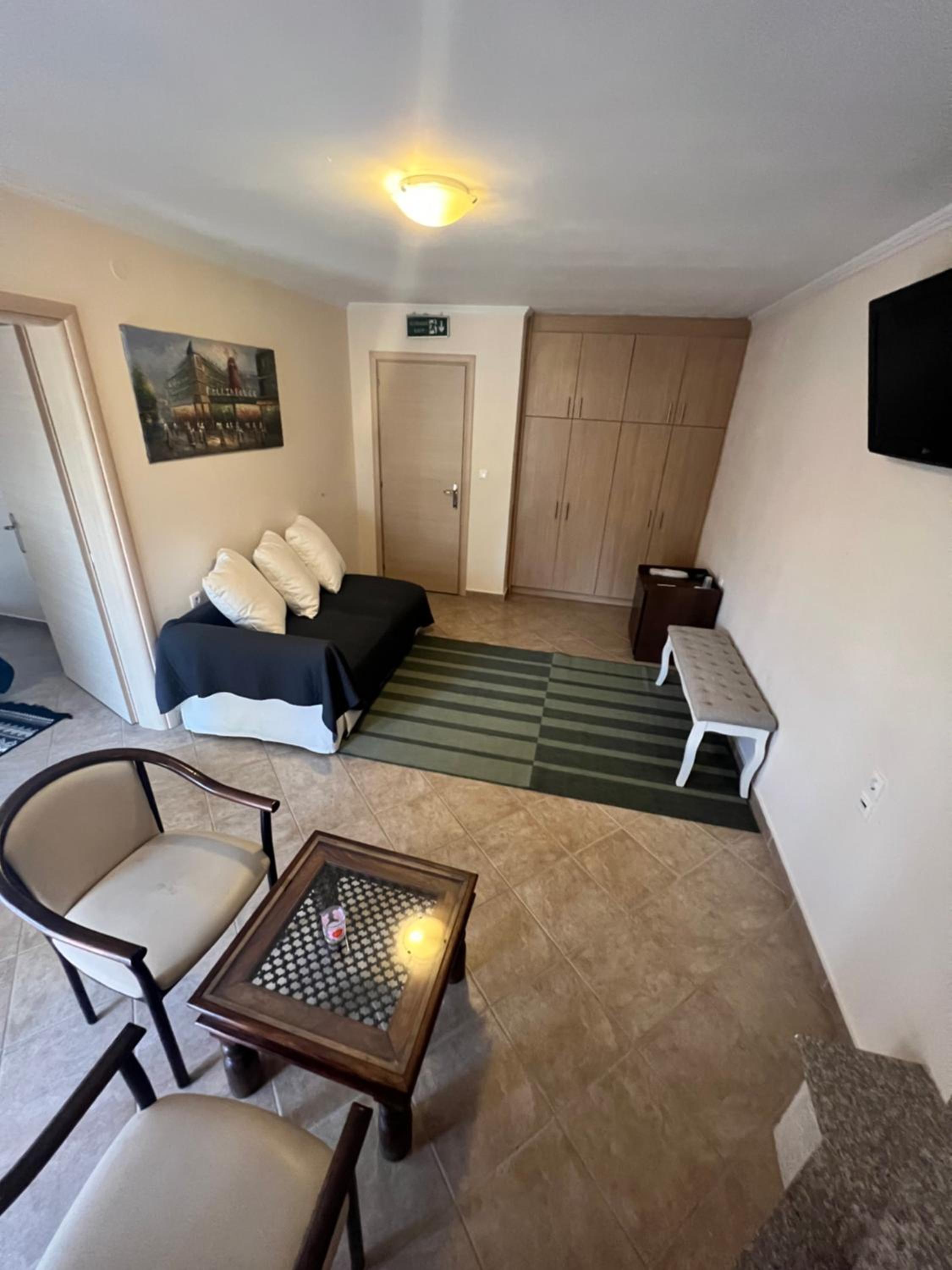 Family Room with Balcony photo 3