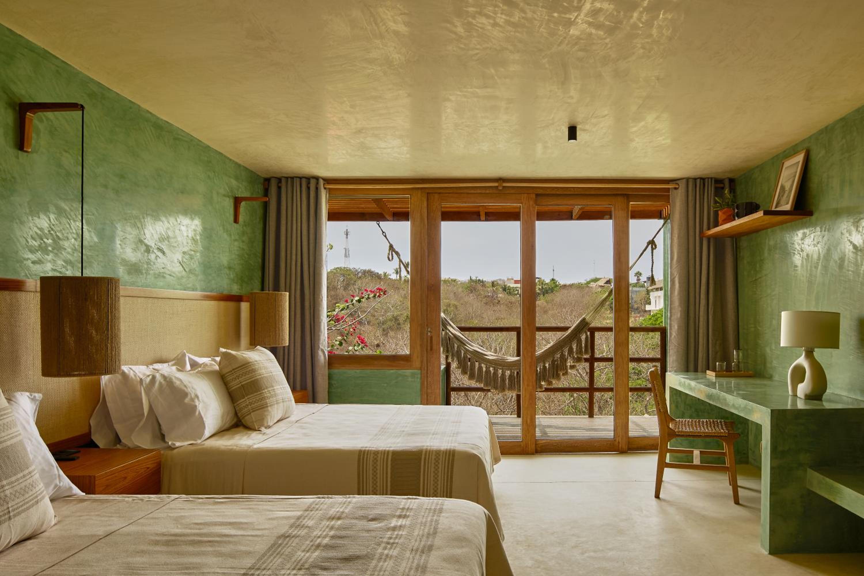 Deluxe Queen Suite