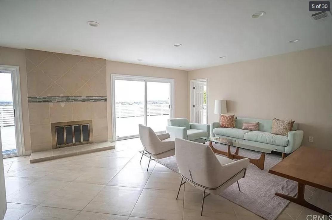 Five-Bedroom House photo 1