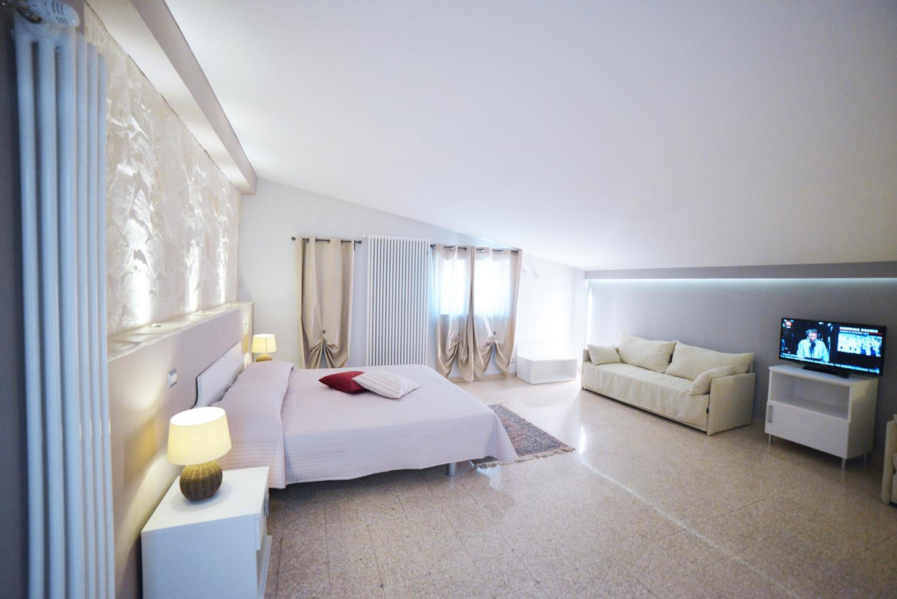Suite - Photo 12