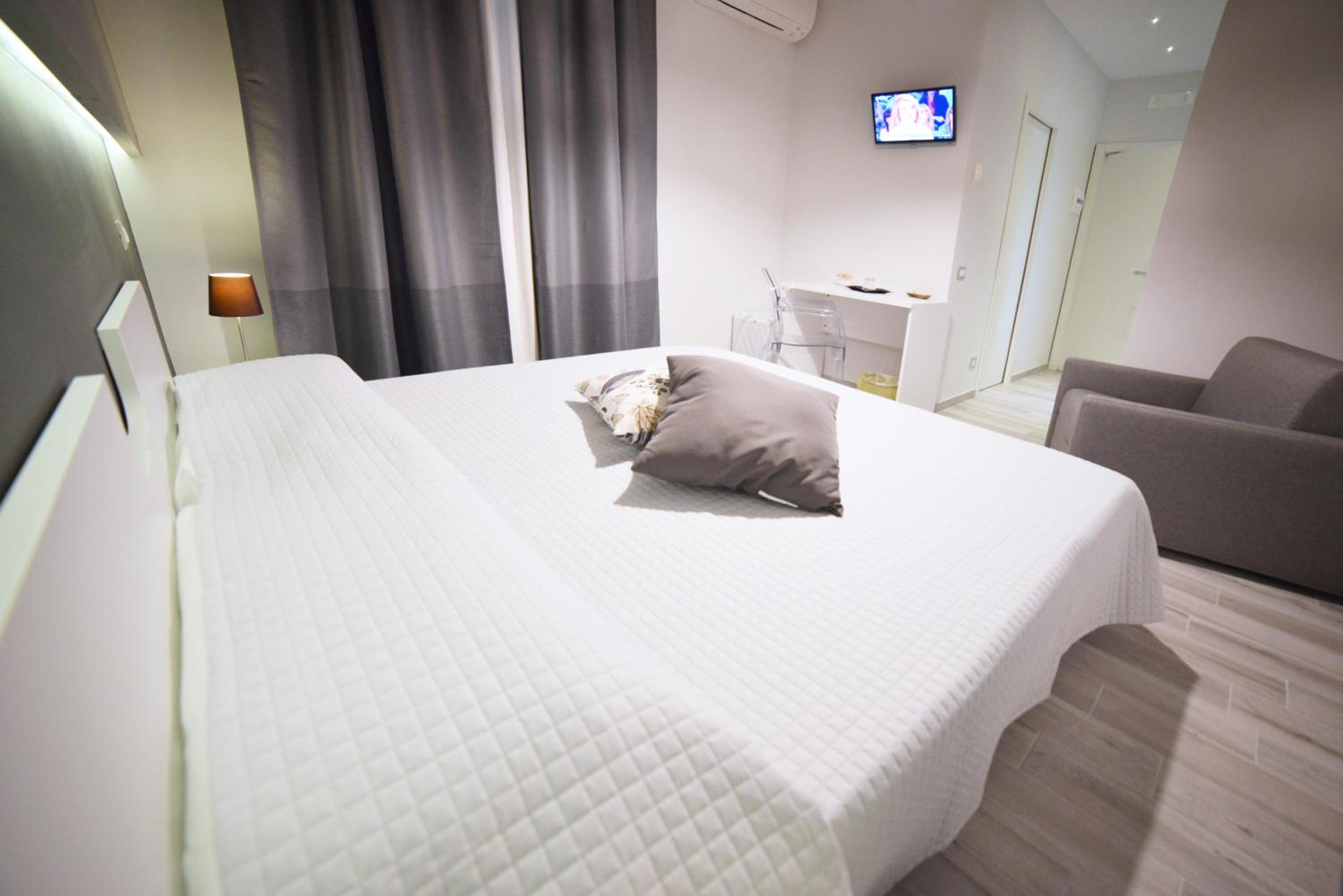 Double Room - Photo 13