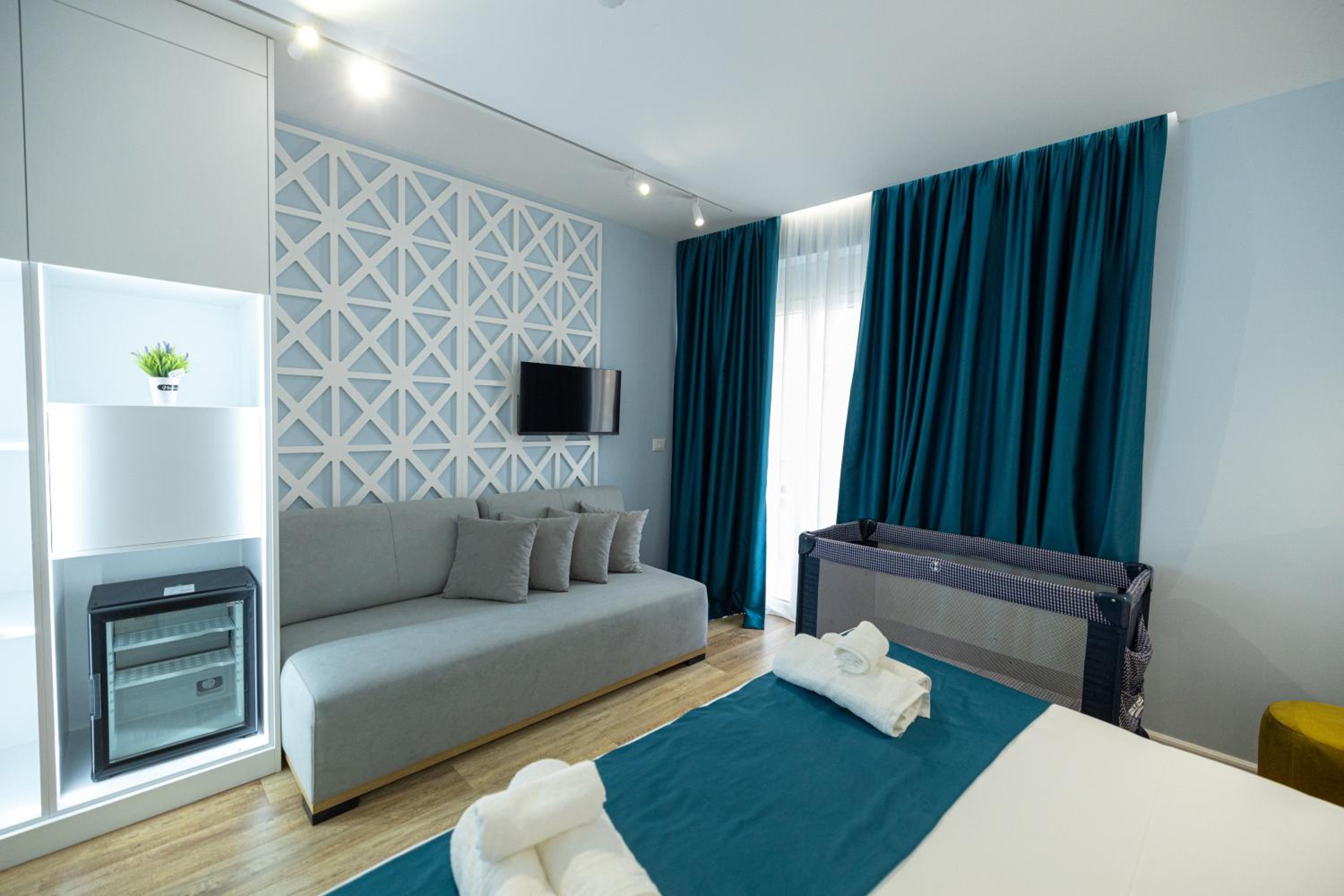 Deluxe Double Room (2 Adults + 1 Child)