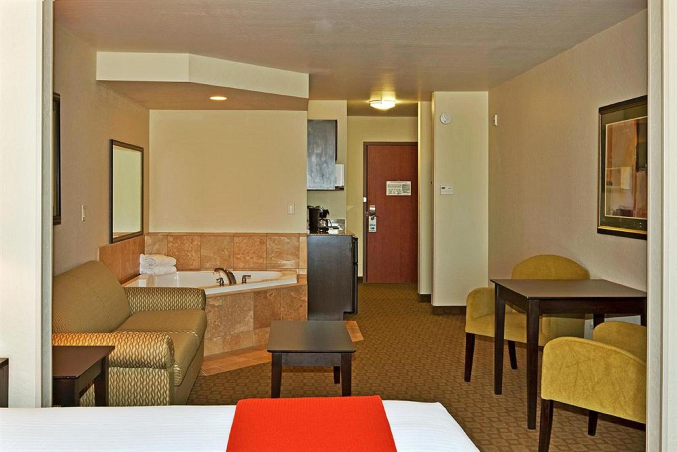 King Suite with Whirlpool - Photo 7