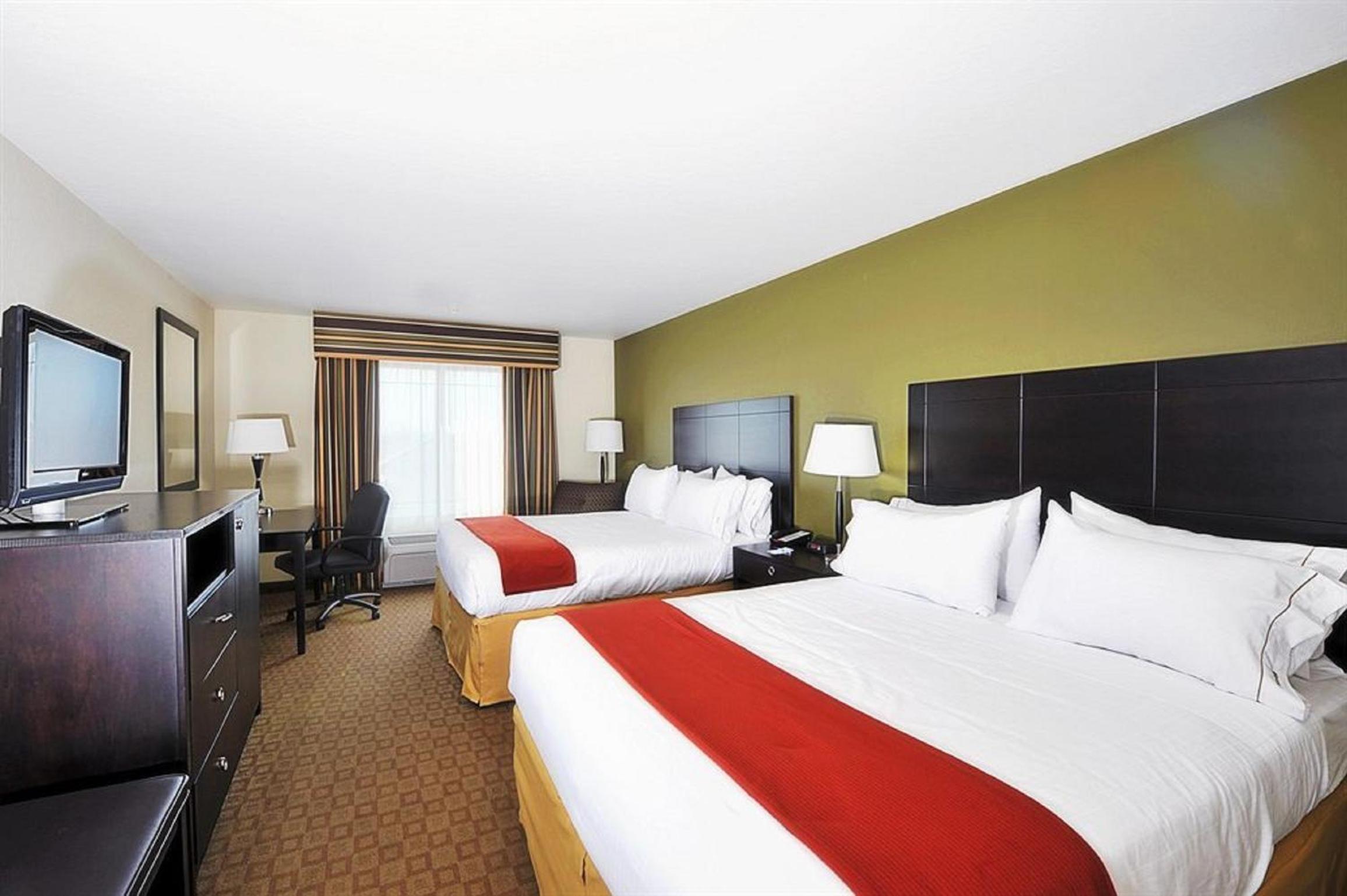 Queen Room with Two Queen Beds - Photo 2