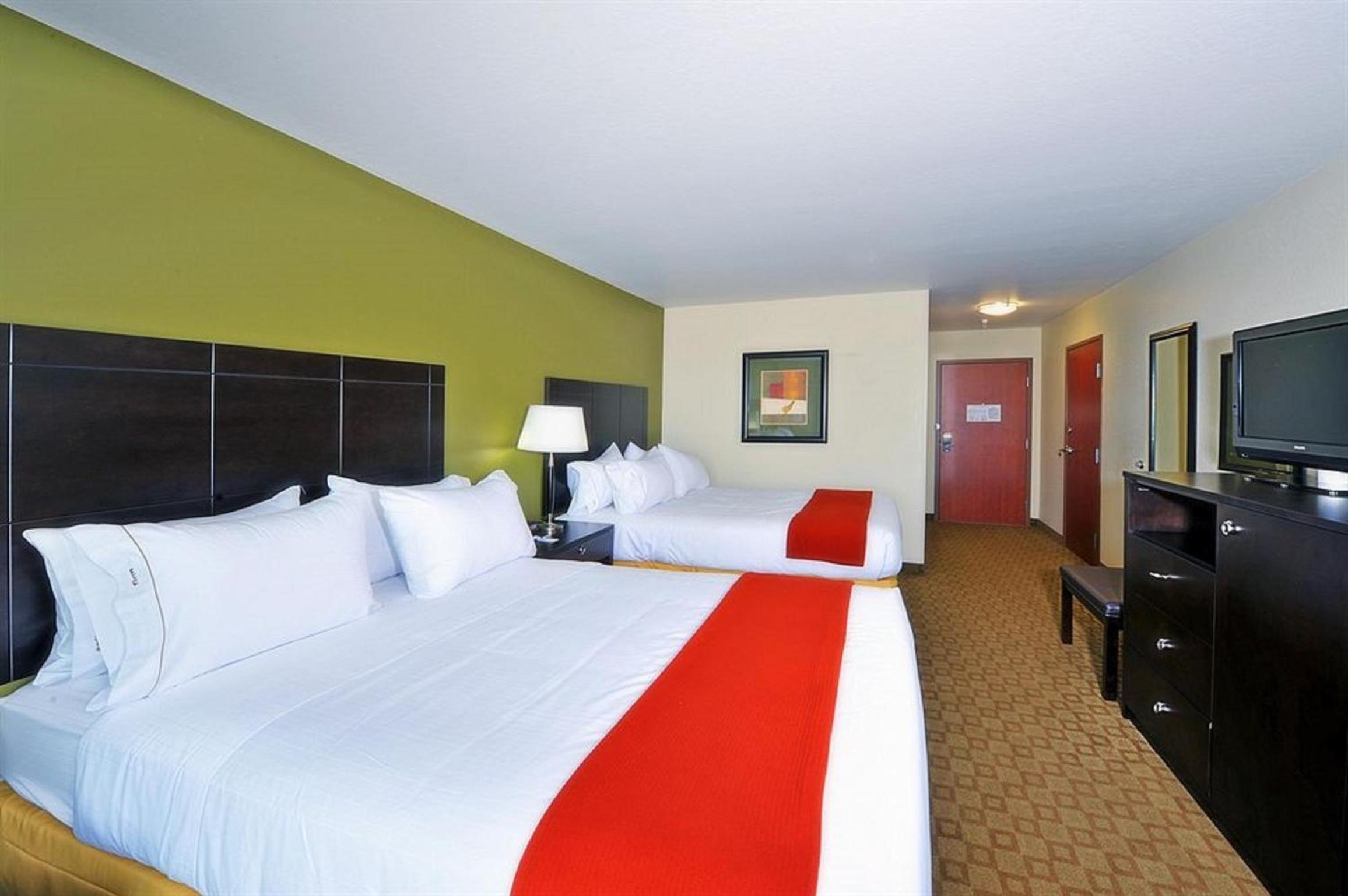 Queen Room with Two Queen Beds - Photo 1