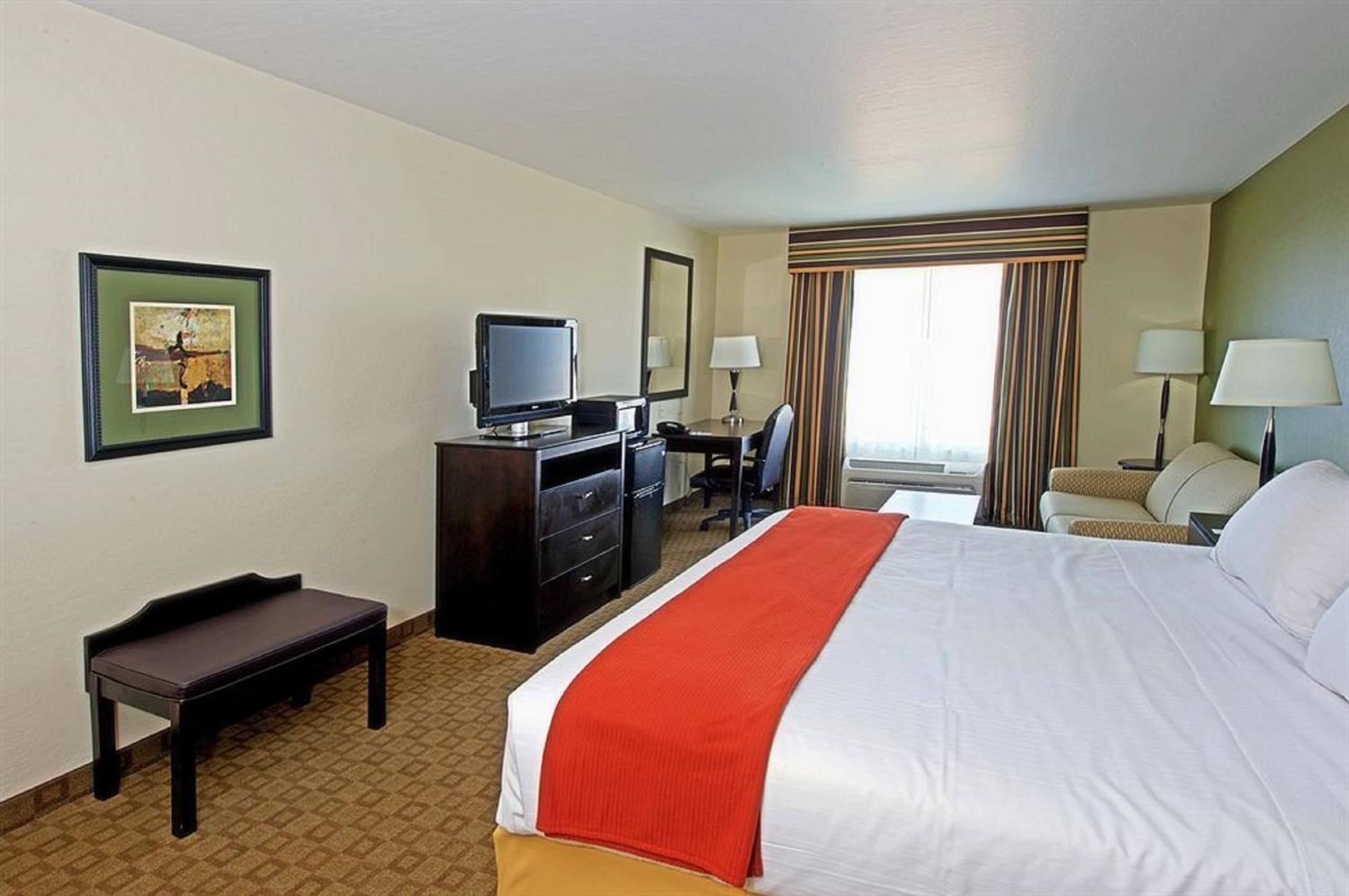 King Room with Bath Tub - Disability Access/Non-Smoking  - Photo 2