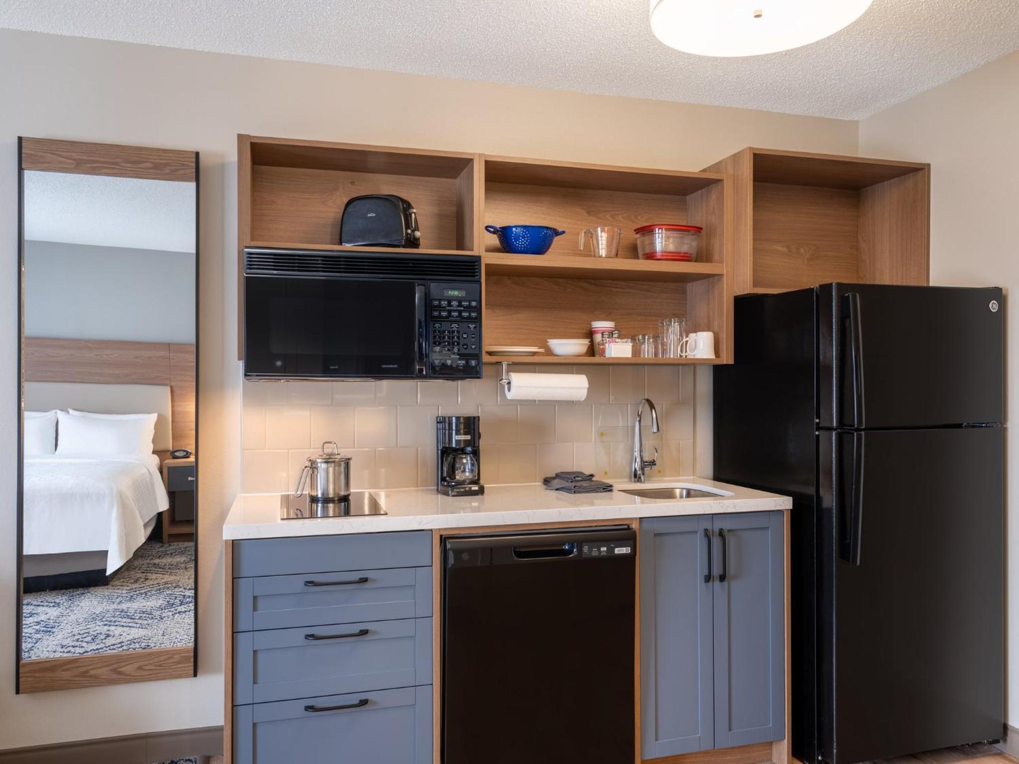 Queen Studio Suite - Photo 2