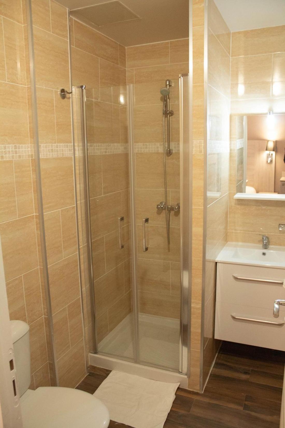 Single Room with Private Bathroom photo 2