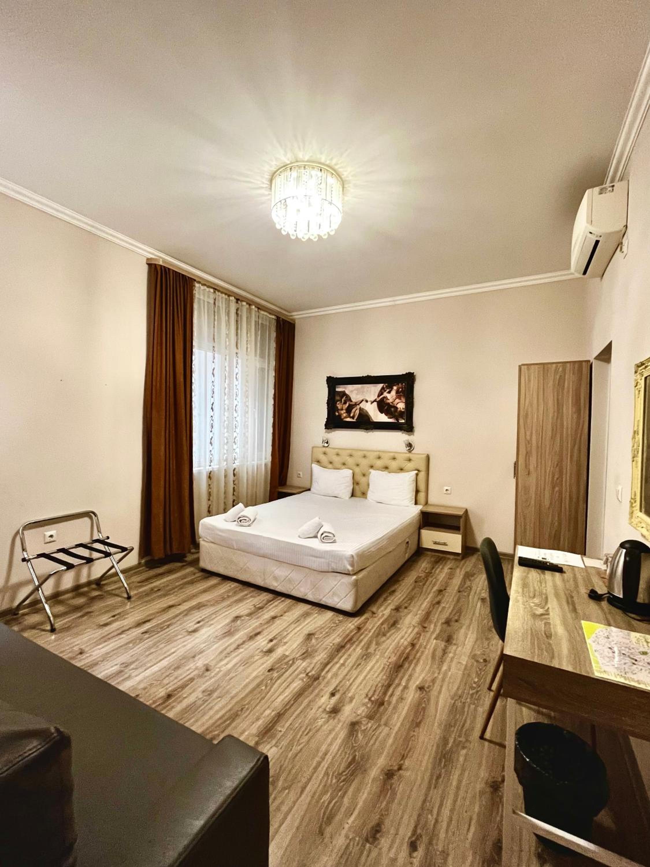 Deluxe Double Room (2 Adults + 1 Child)