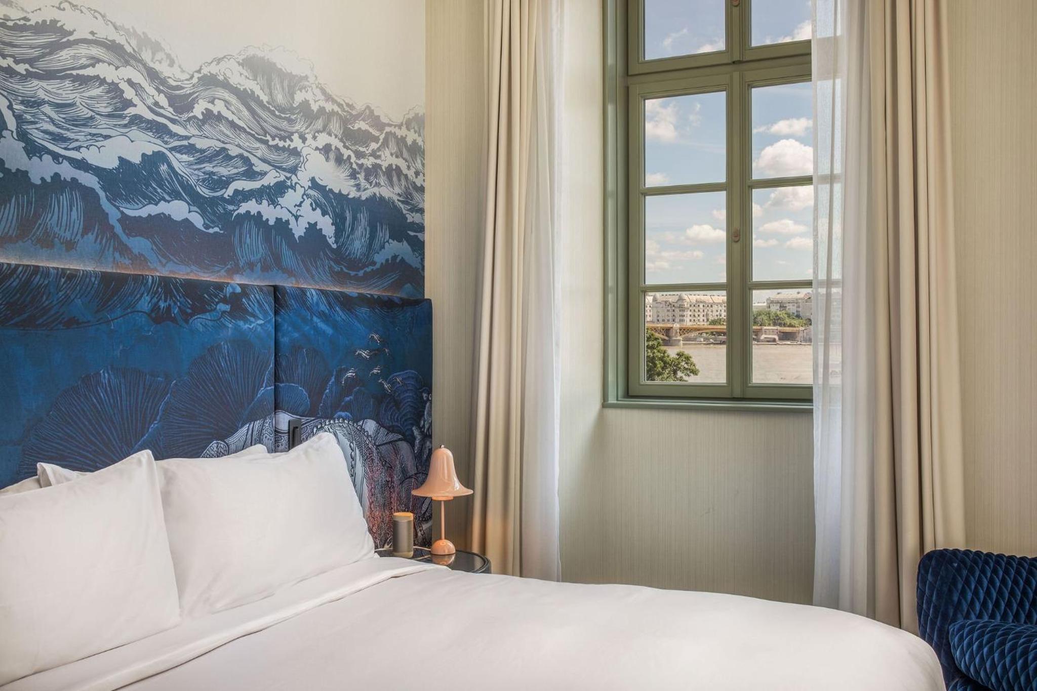 Premium King Room with Danube View - Photo 4