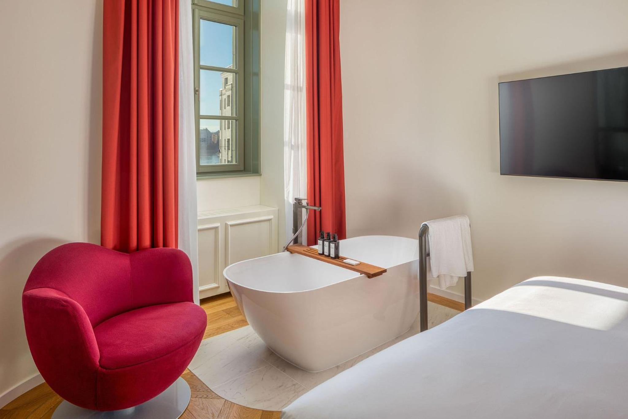 One-Bedroom Suite with Danube View - Photo 2