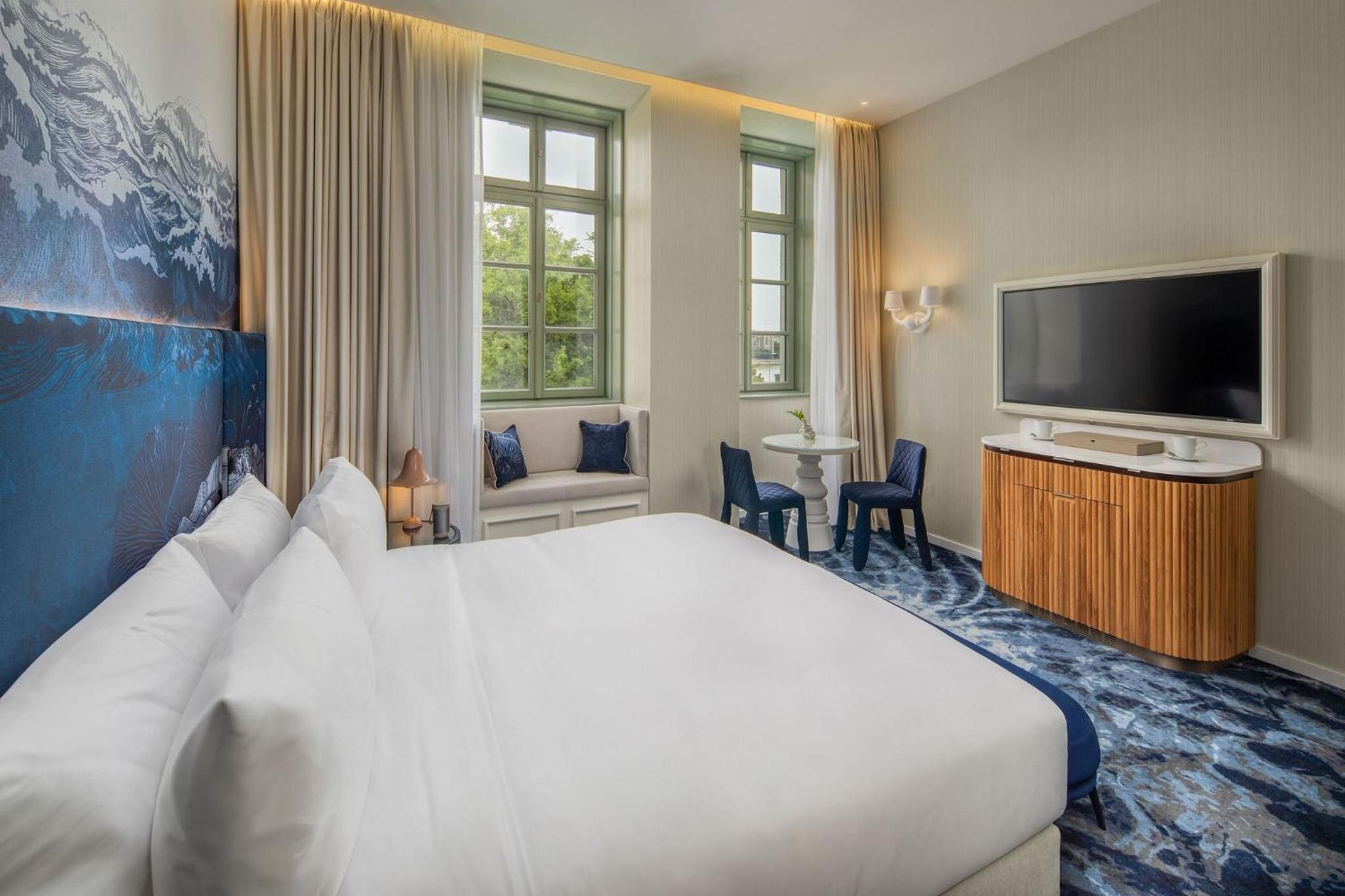 Premium King Room with Danube View - Photo 3