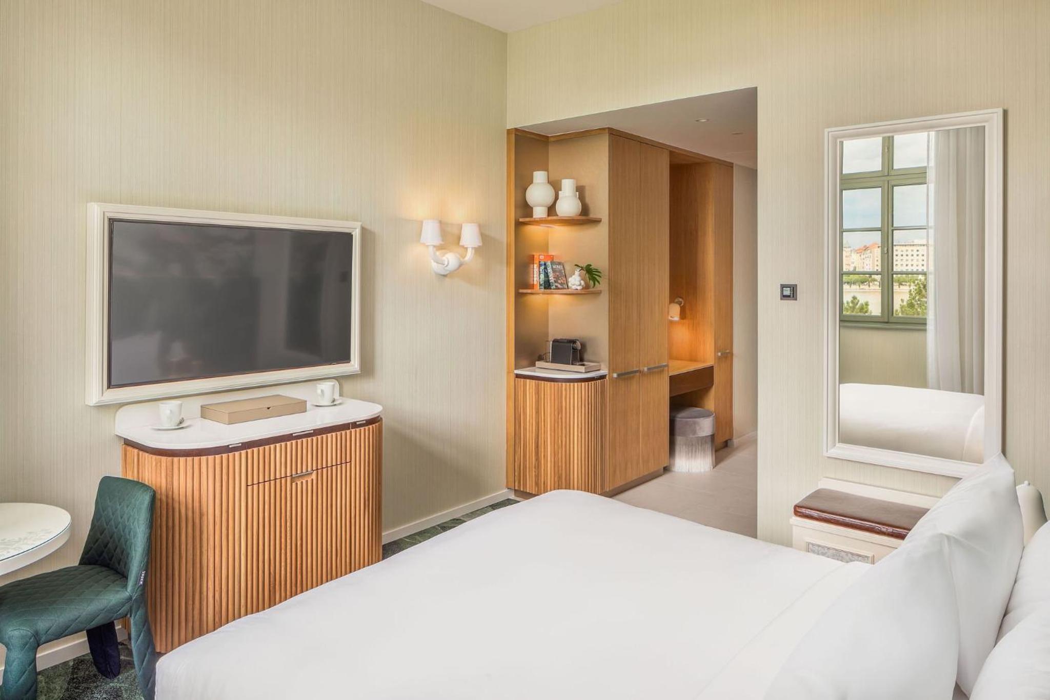 Deluxe King Room with Danube View - Photo 5